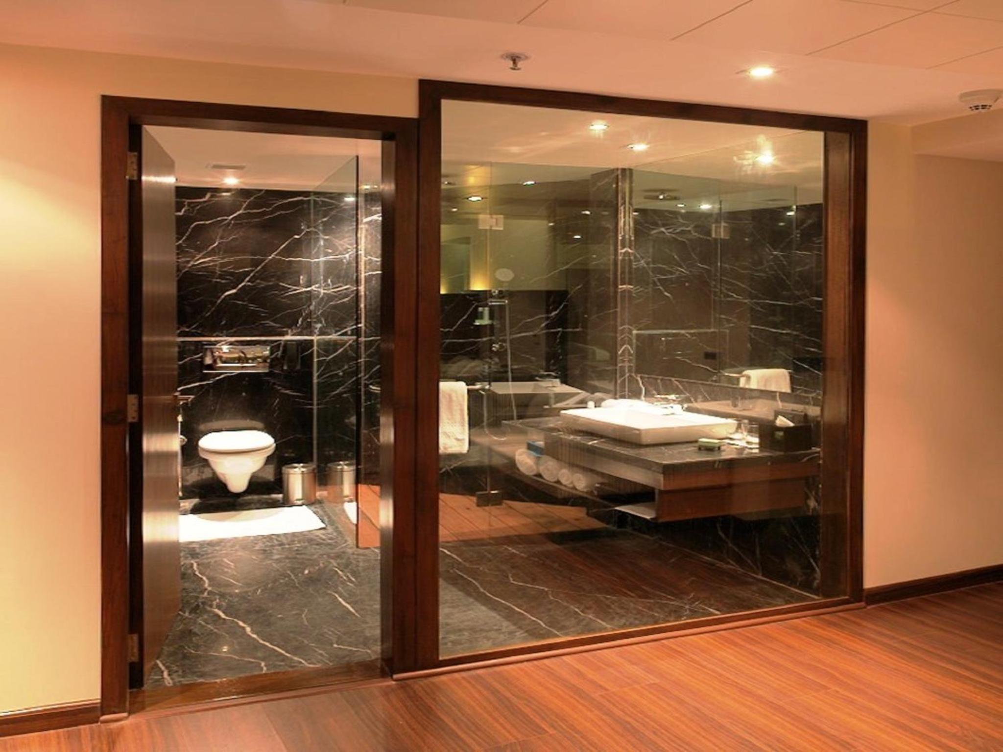 Executive Suite - Photo 3