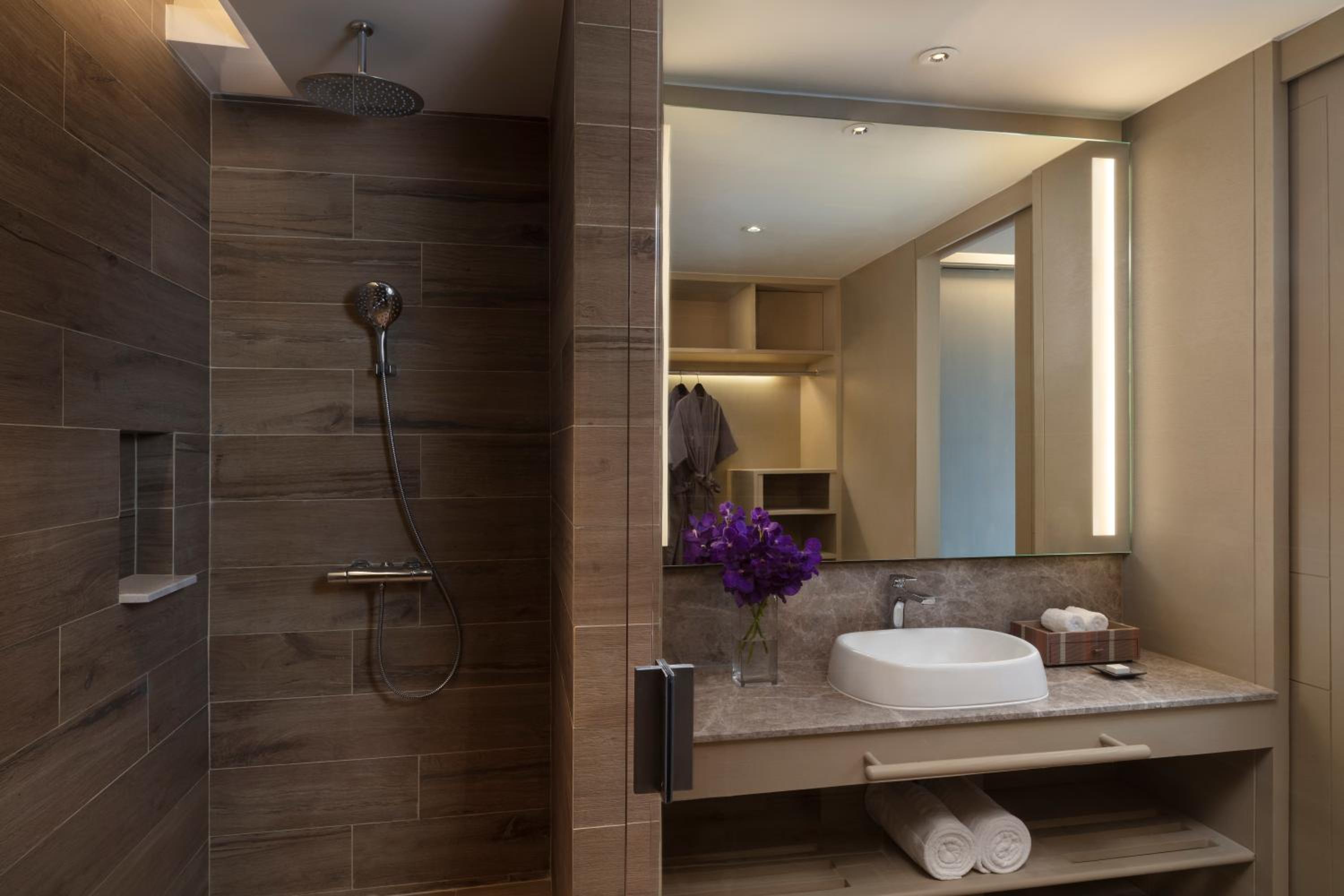Deluxe Corner Room  - Photo 2