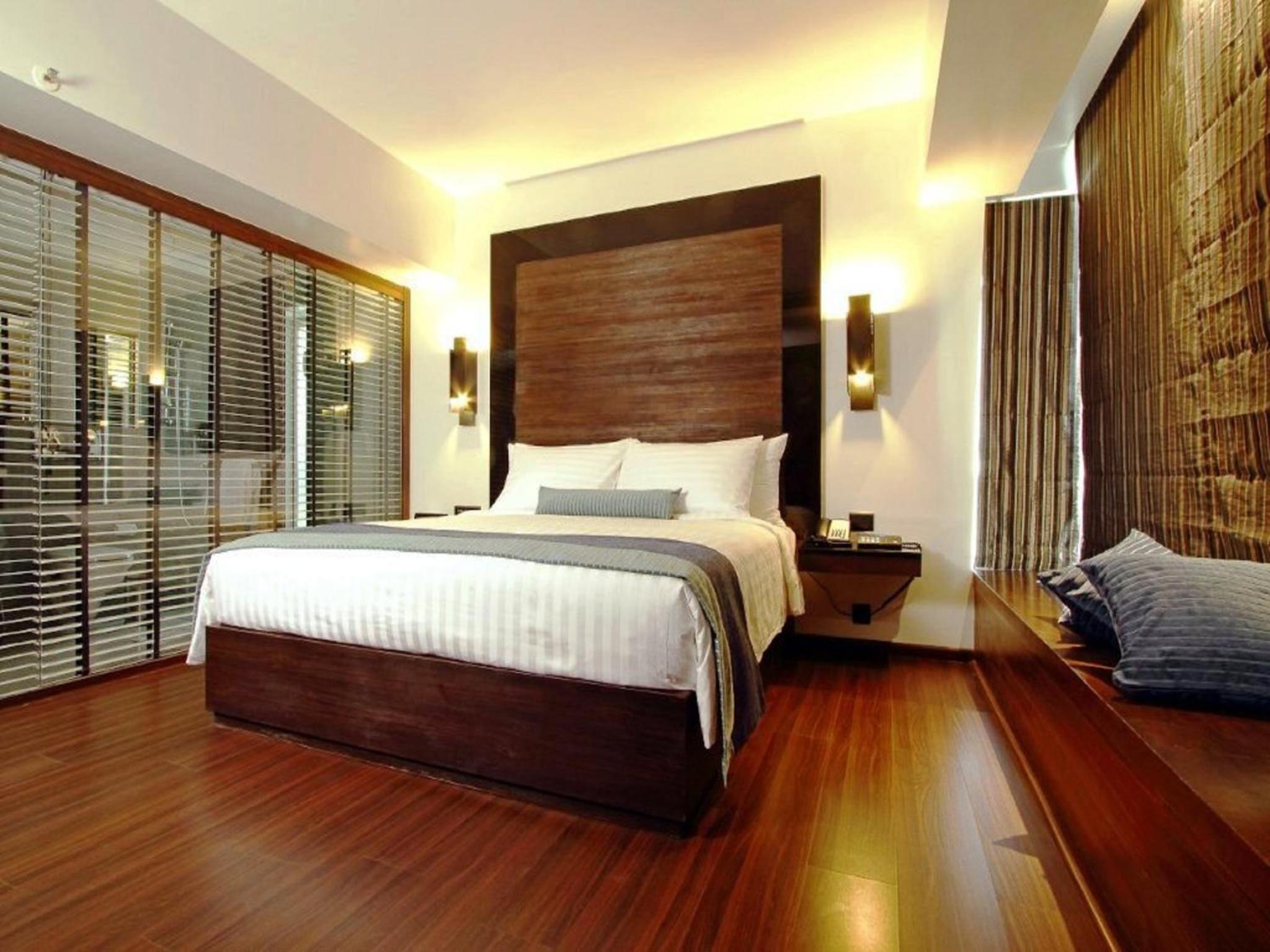 Executive Suite - Photo 4