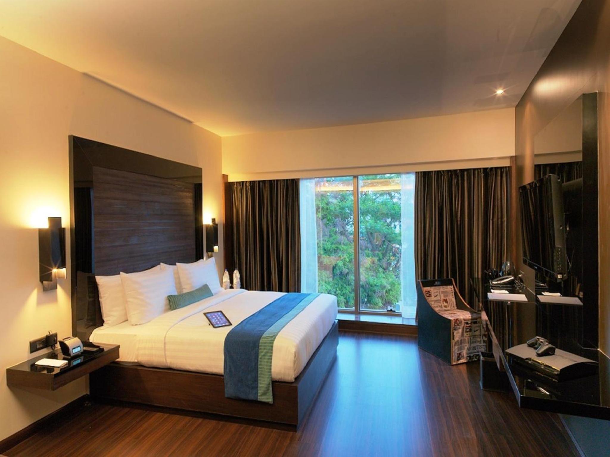 Executive Suite - Photo 1