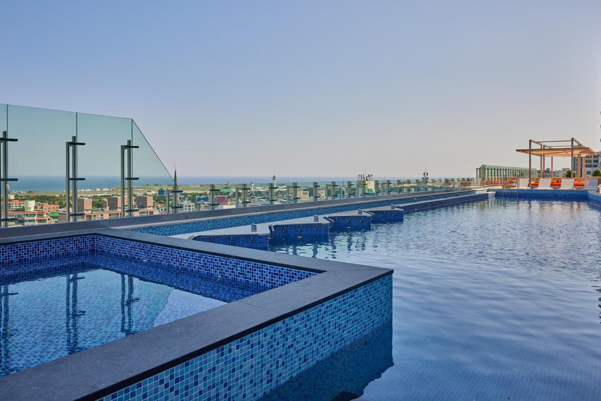 [Outdoor Pool PKG] Deluxe Double Room - Pool Access for 2 (1st Part) photo 3