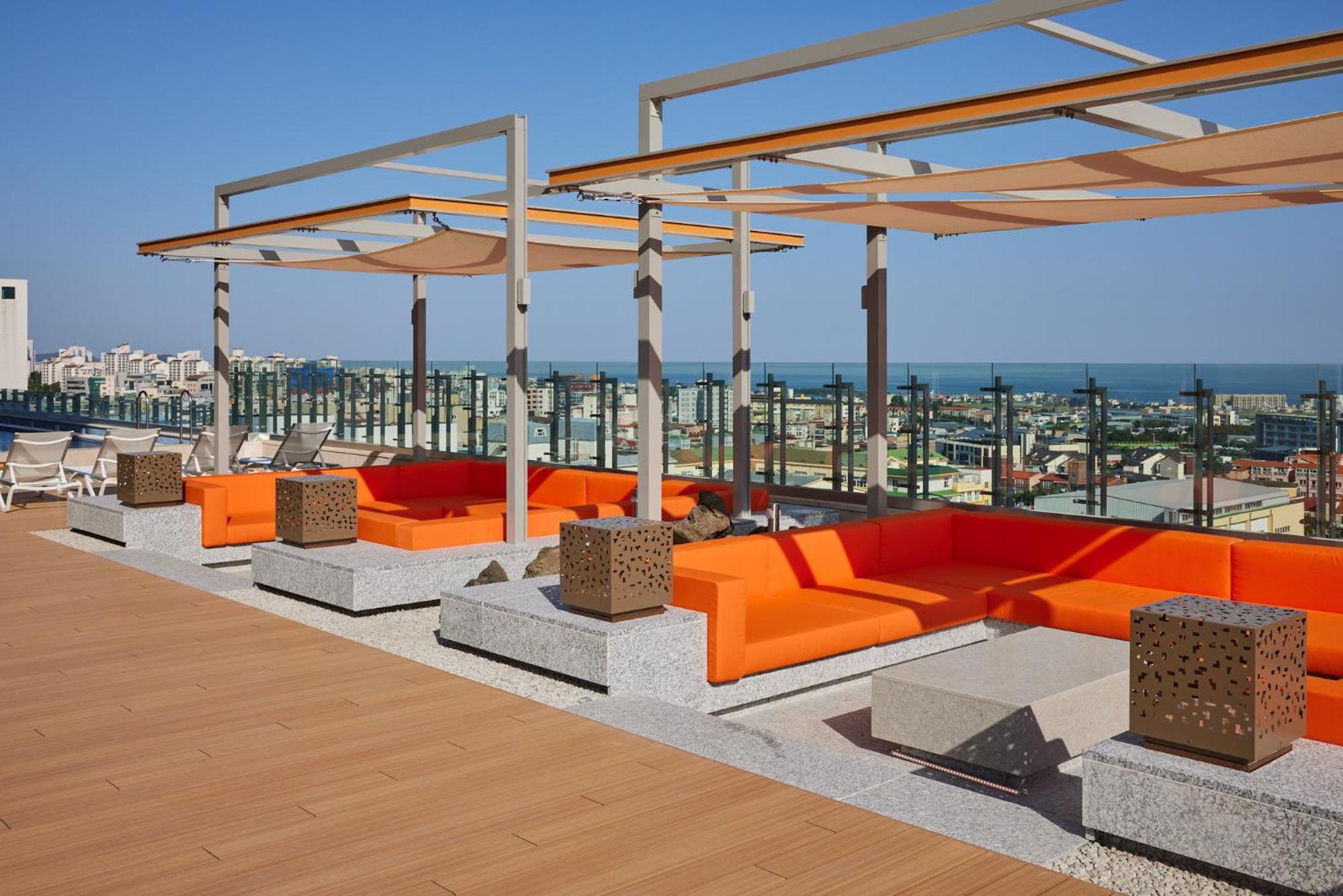 [Outdoor Pool PKG] Deluxe Twin Room - Pool Access for 2 (1st Part) photo 2