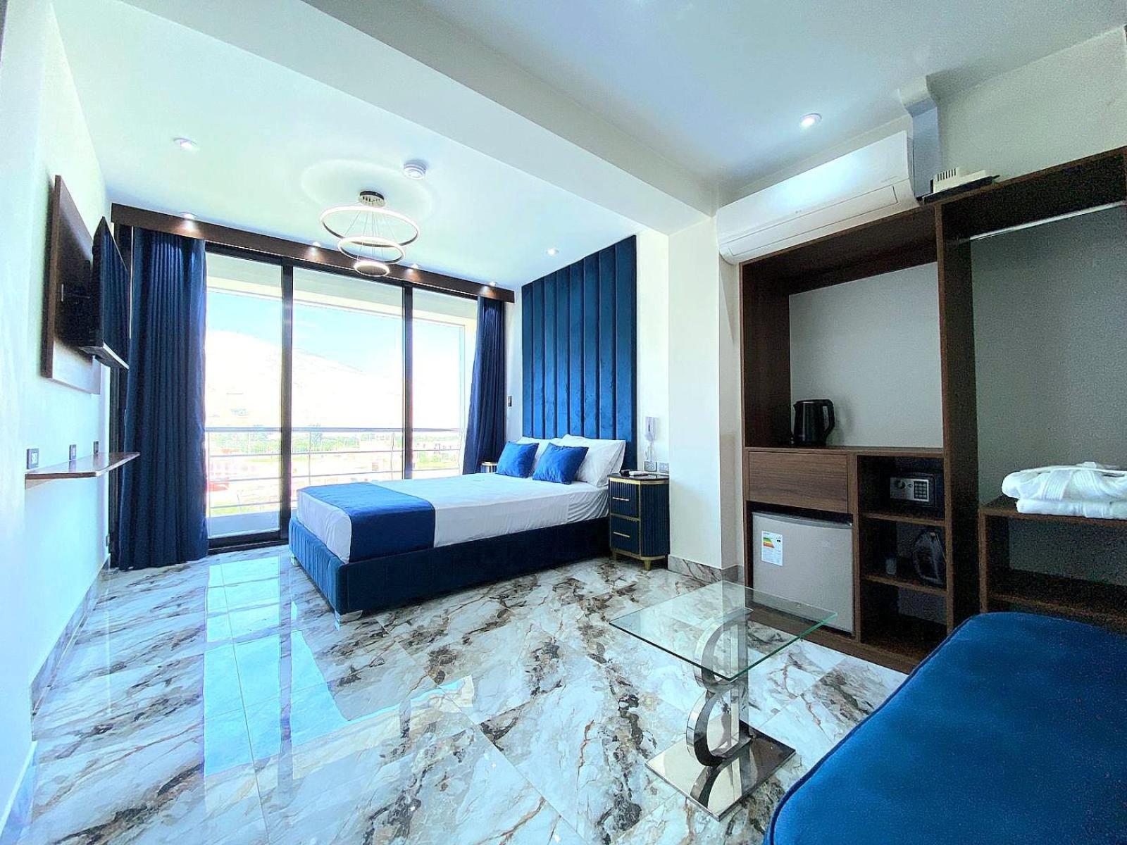 Suite With Hot Tub