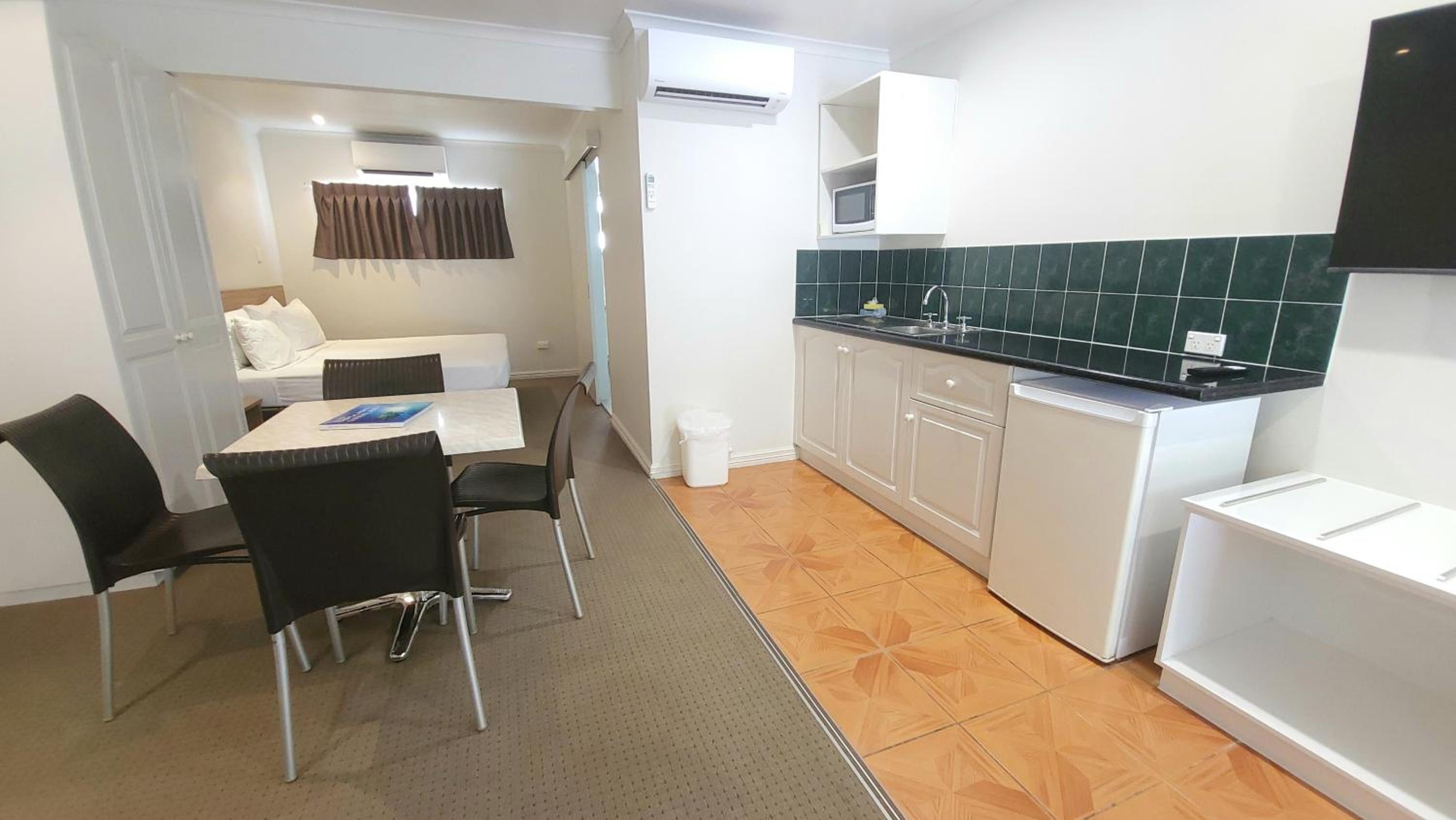 Studio QUAD Room (Kitchenette) - Photo 7
