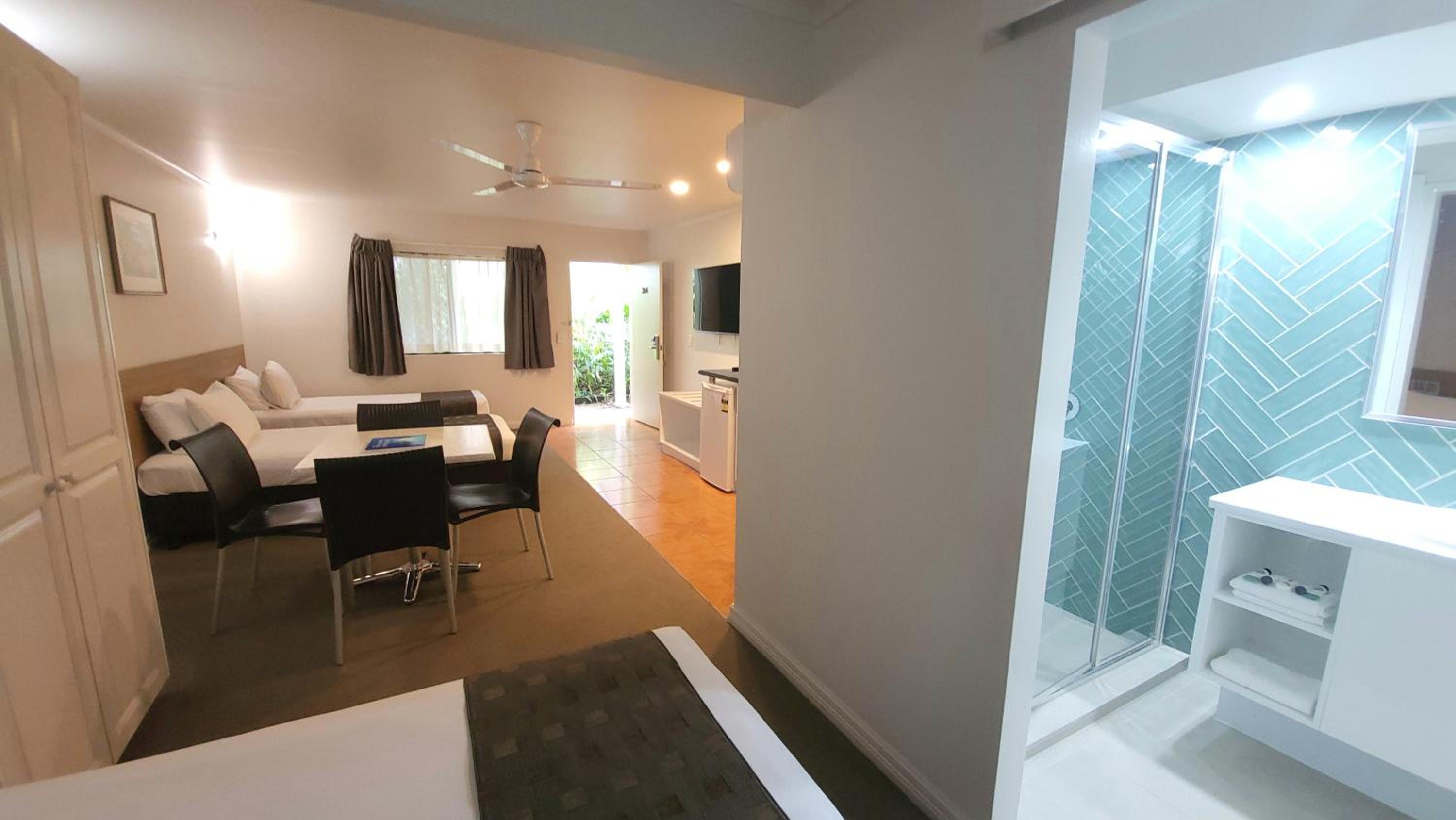 Studio QUAD Room (Kitchenette) - Photo 9
