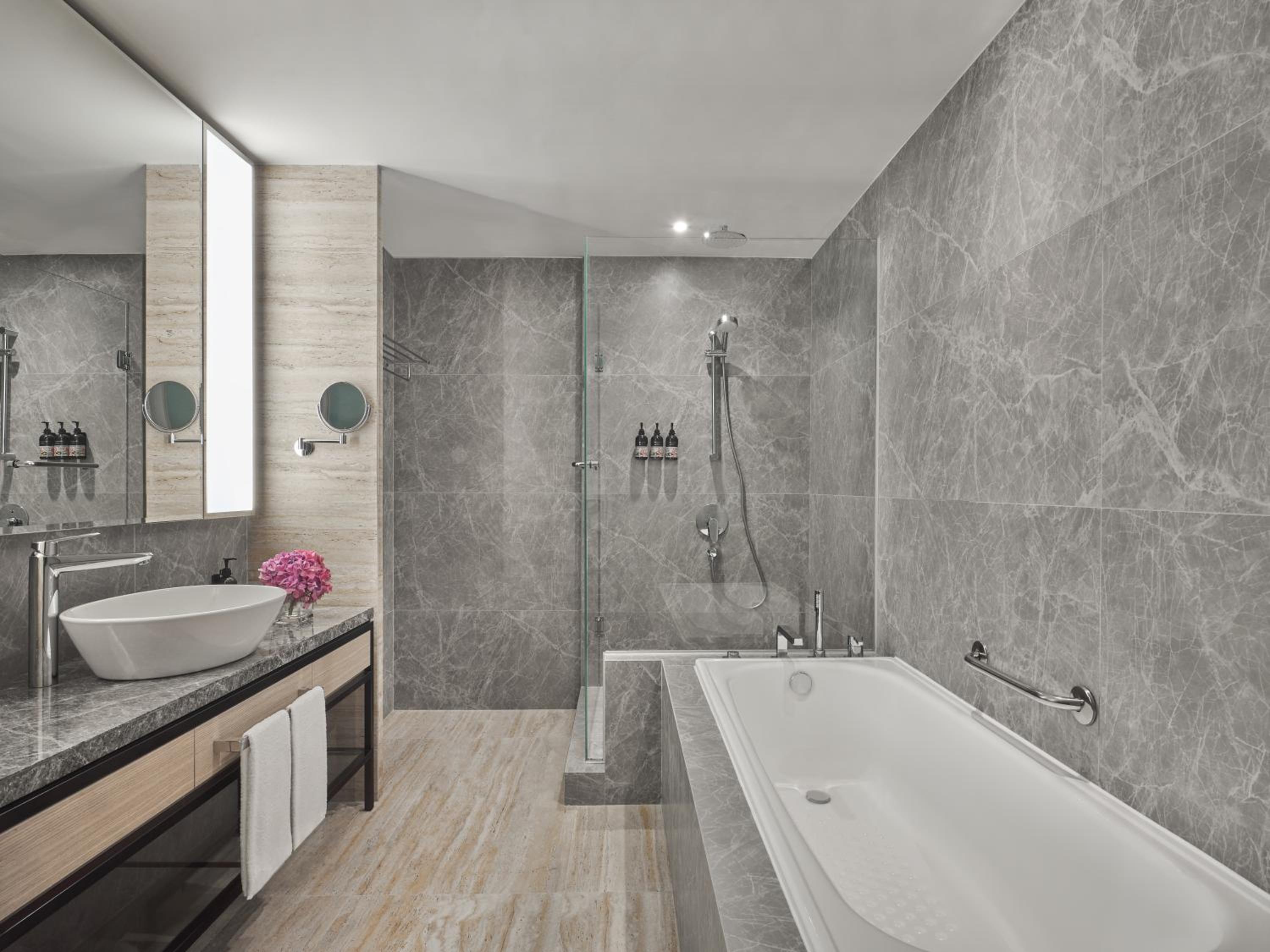 Grand Executive Suite (Newly renovated room) thumbnail 6