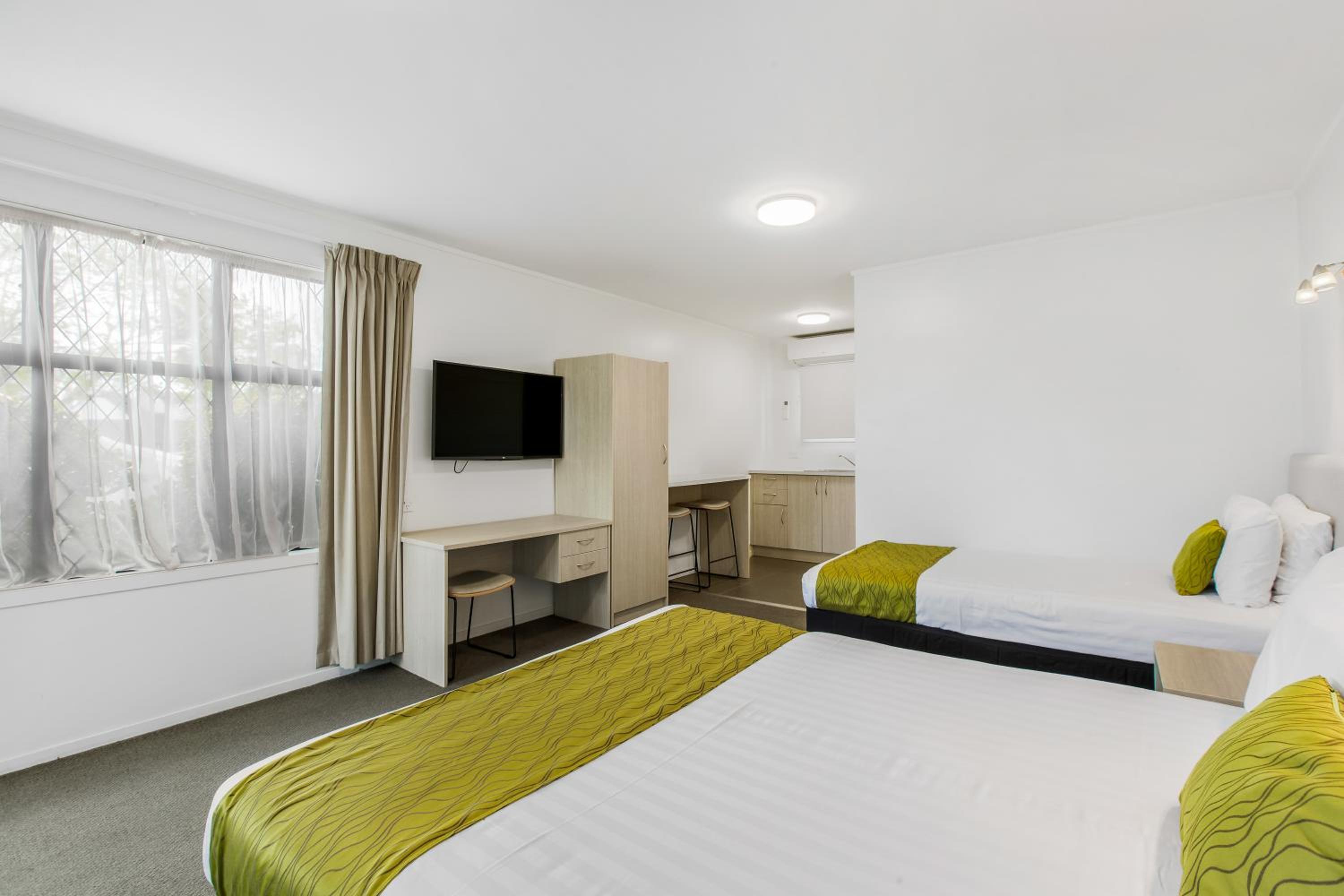 Motel Studio - Located Opposite Hotel - Photo 2