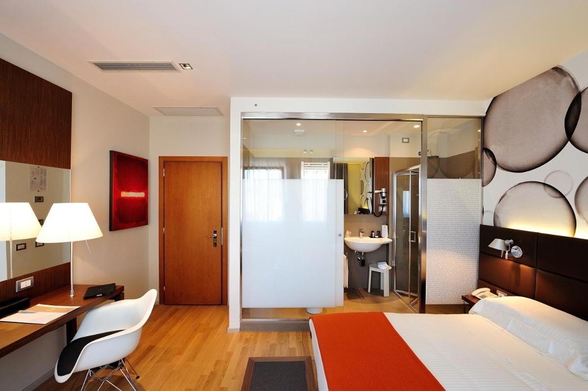Deluxe Double or Twin Room - Photo 9