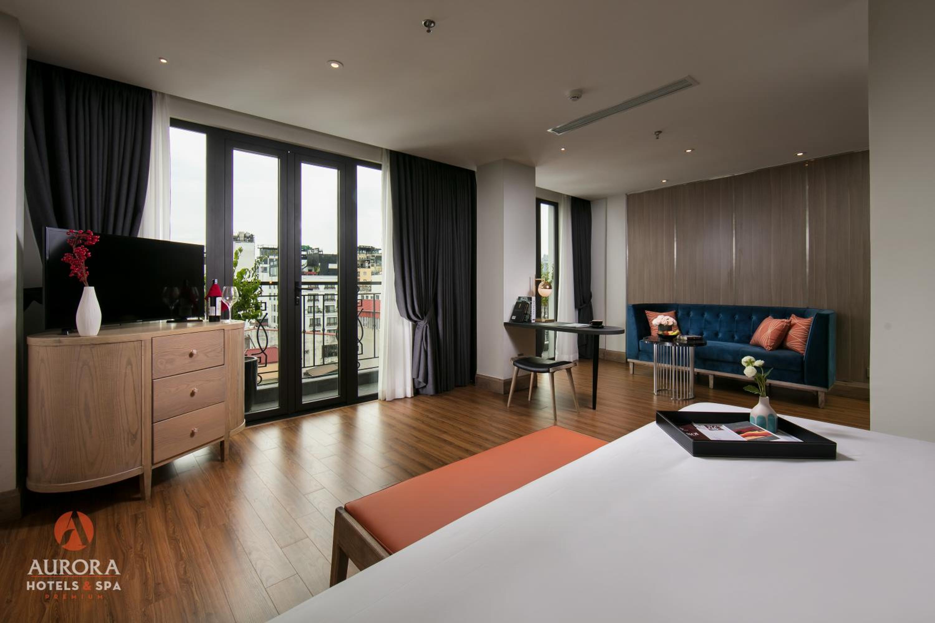Suite Balcony with City View  photo 2