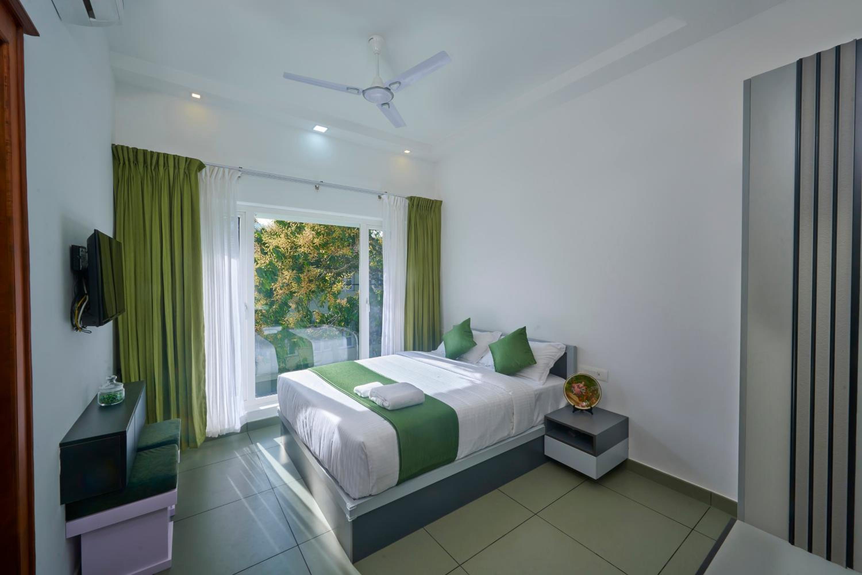 Deluxe King Room photo 3