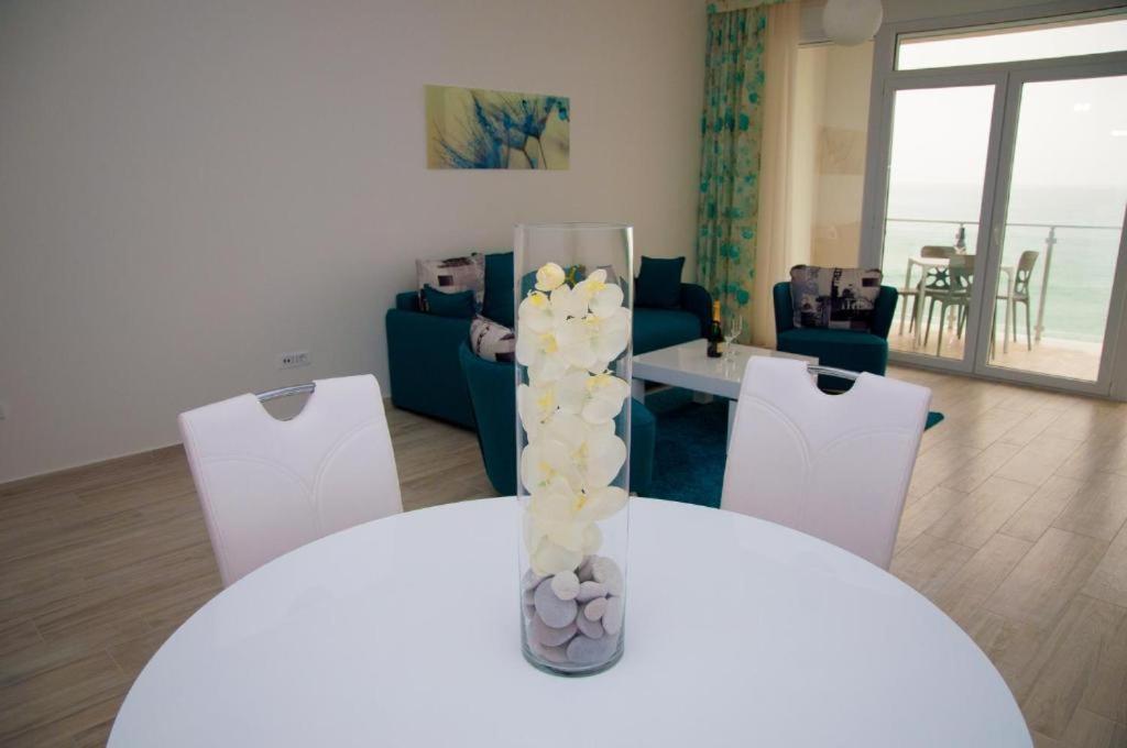 Two-Bedroom Apartment with Balcony and Sea View - Photo 9