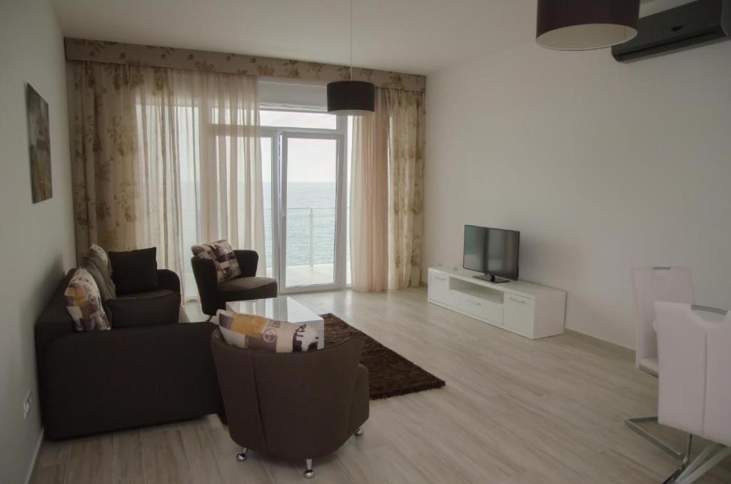 Two-Bedroom Apartment with Balcony and Sea View - Photo 10