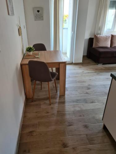 One-Bedroom Apartment - Photo 6