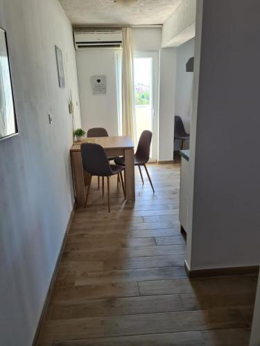 One-Bedroom Apartment - Photo 2