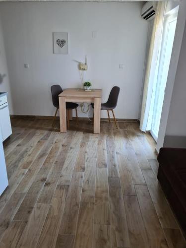 One-Bedroom Apartment - Photo 1