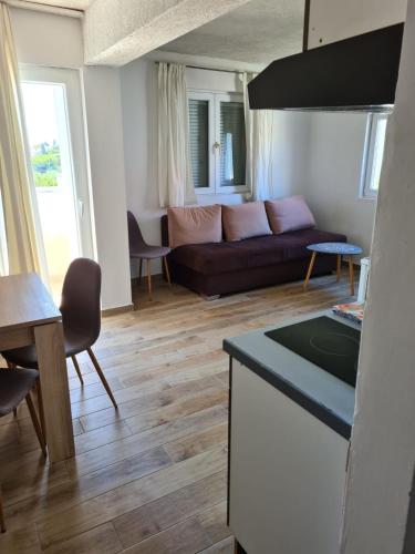 One-Bedroom Apartment - Photo 8