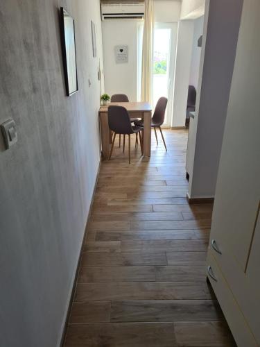 One-Bedroom Apartment - Photo 3