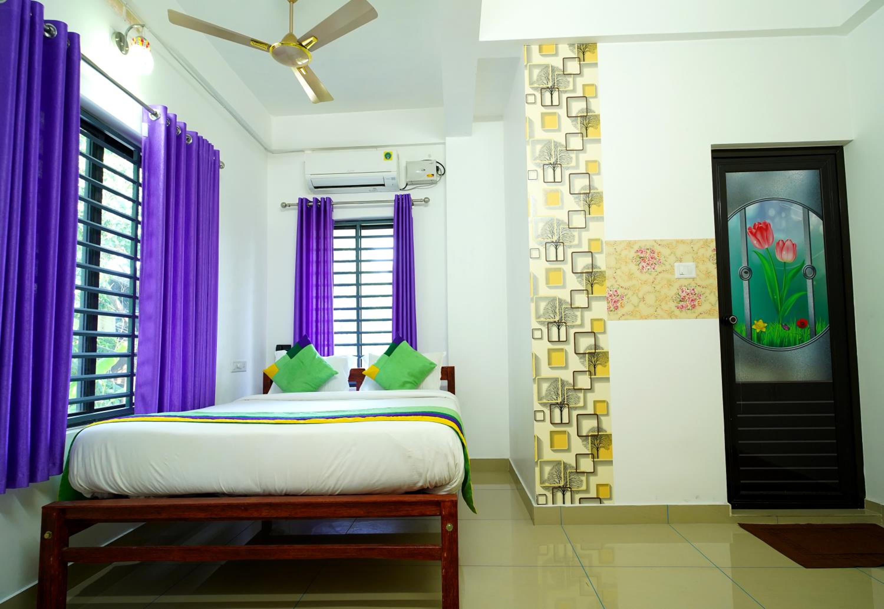 Deluxe Room With Living Area  - Photo 1