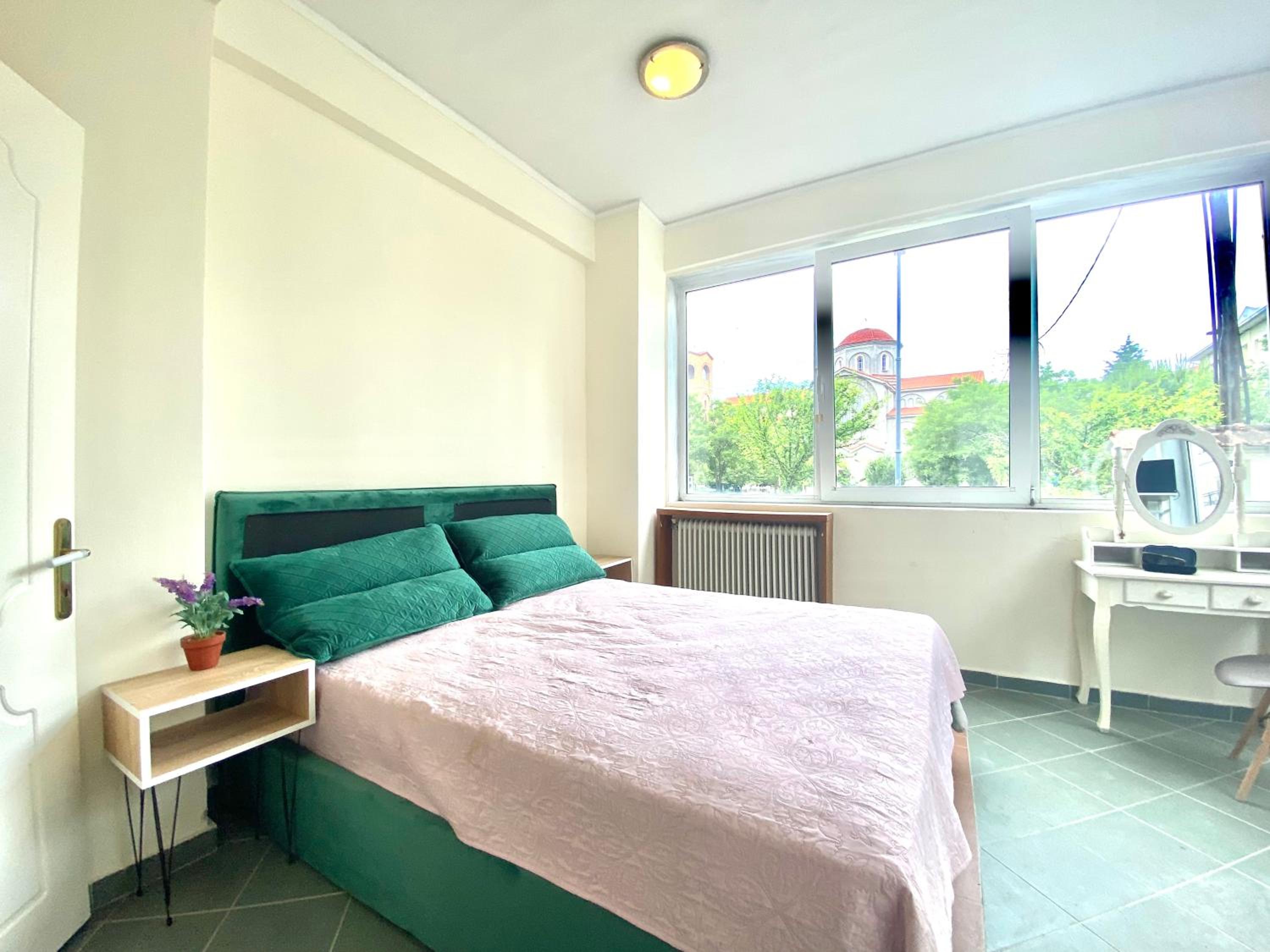 One-Bedroom Apartment photo 1