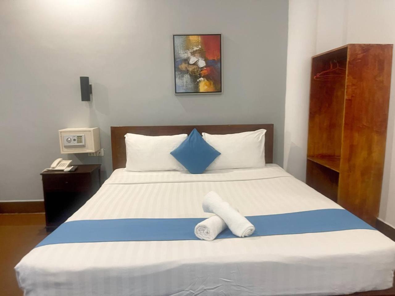 Deluxe King  Room photo 3