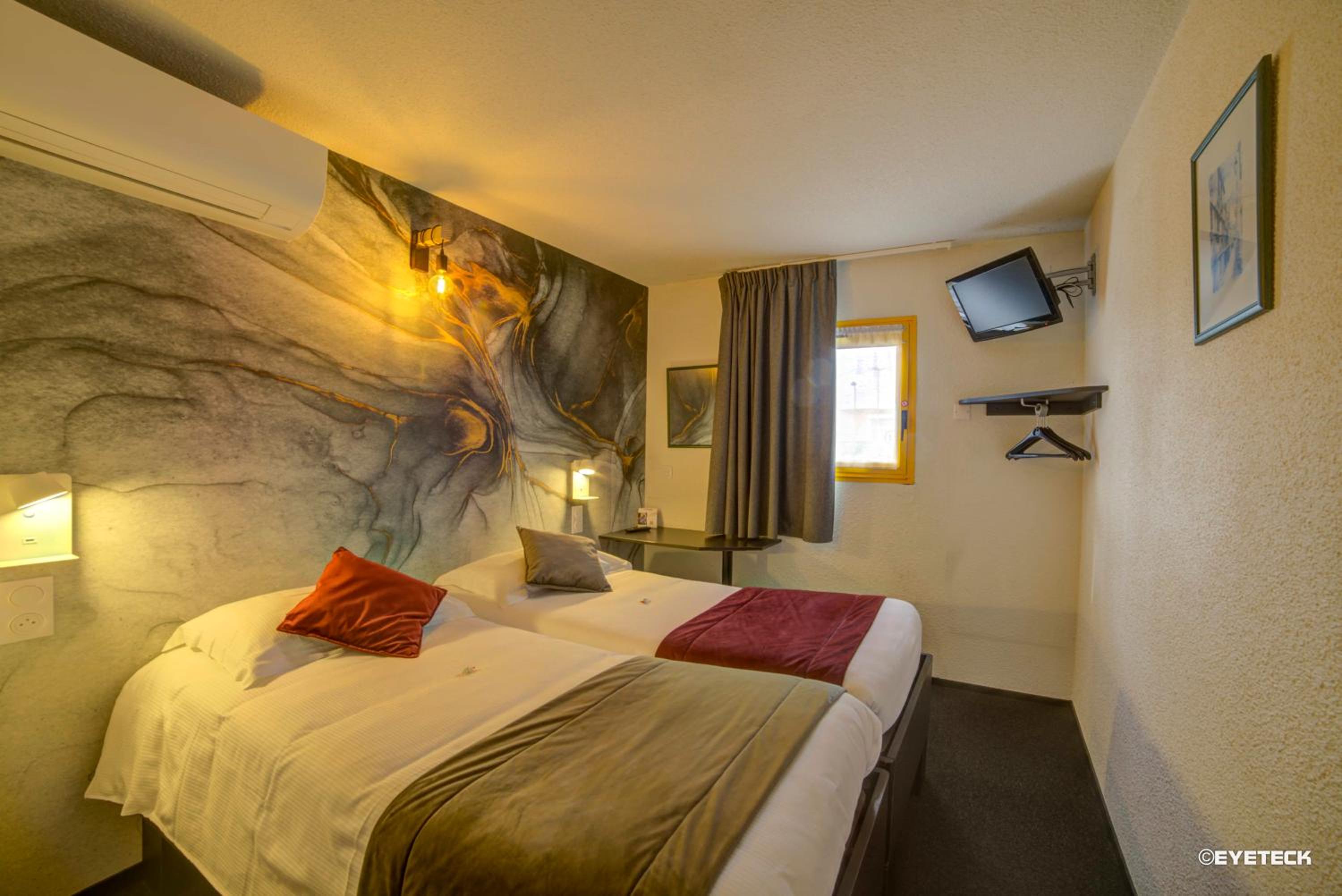 Twin Room - Photo 11