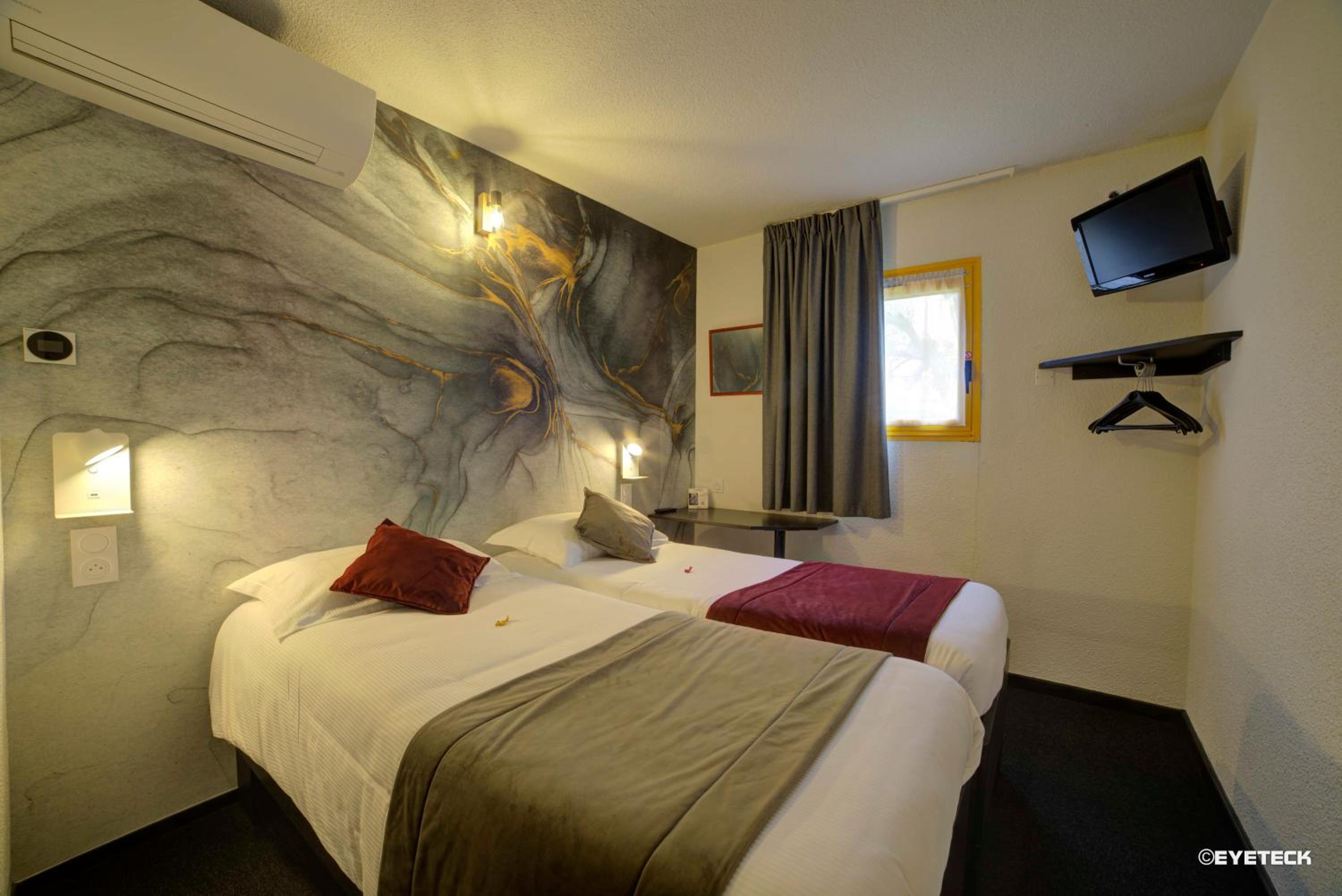 Twin Room - Photo 12