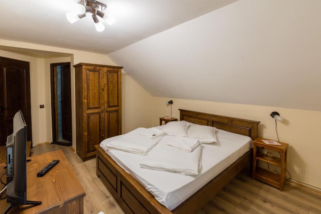 Queen Room with Balcony - Photo 3