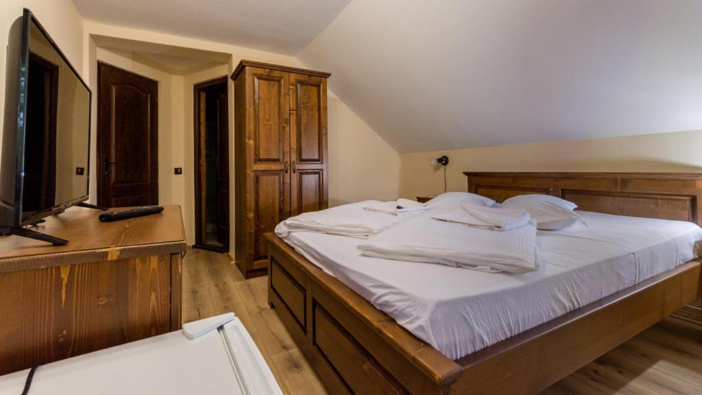 Queen Room with Balcony - Photo 1