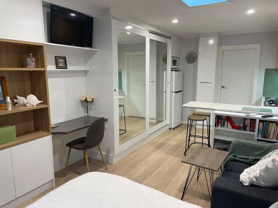 One-Bedroom Apartment photo 2