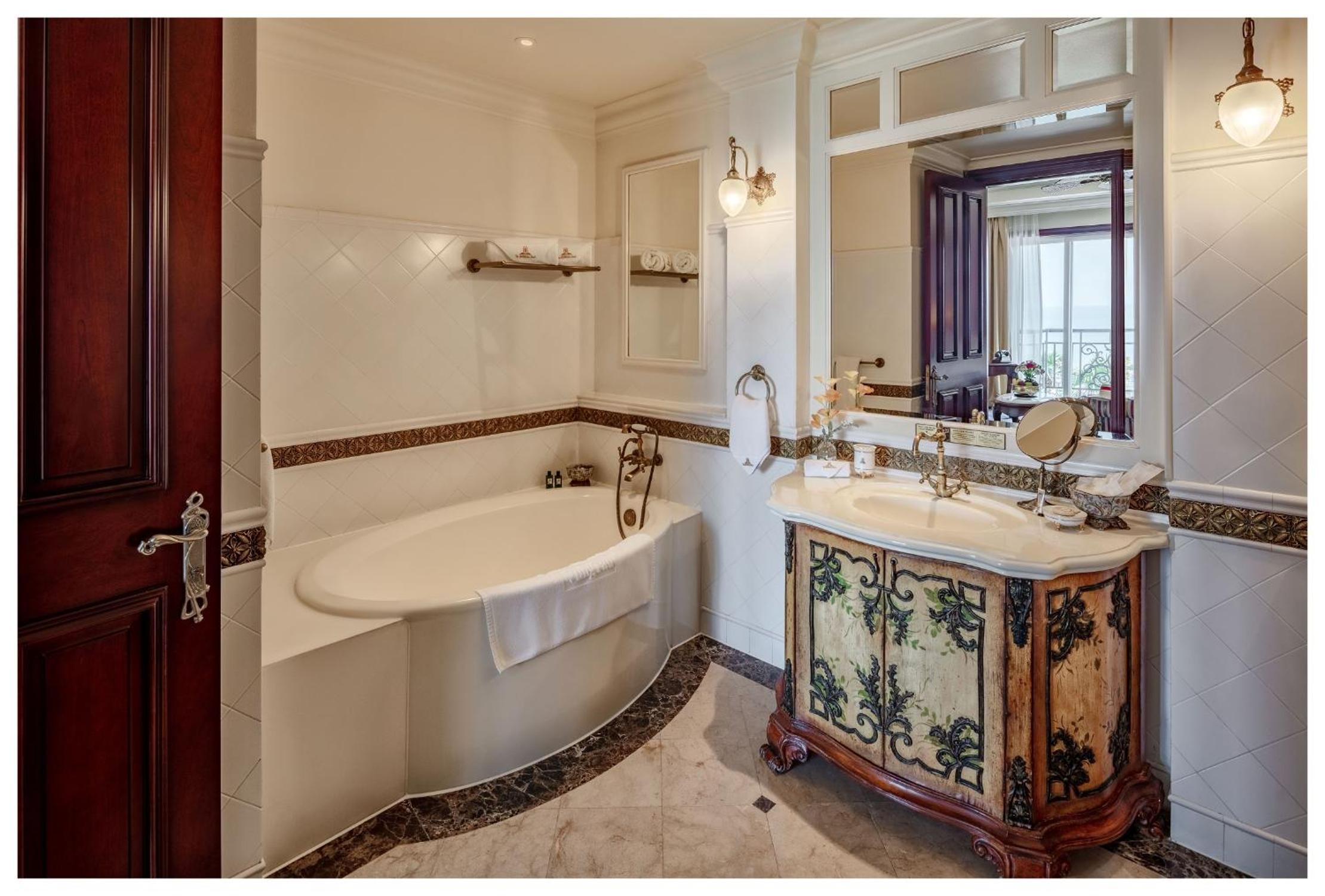 Heritage Deluxe Triple Room - Photo 3