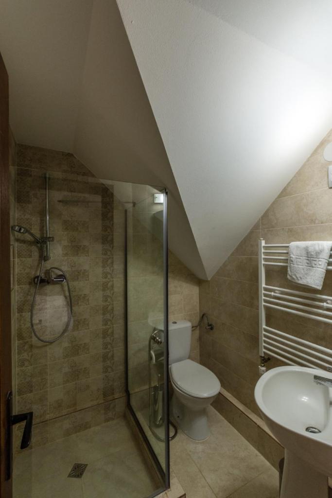 Standard Queen Room - Photo 6