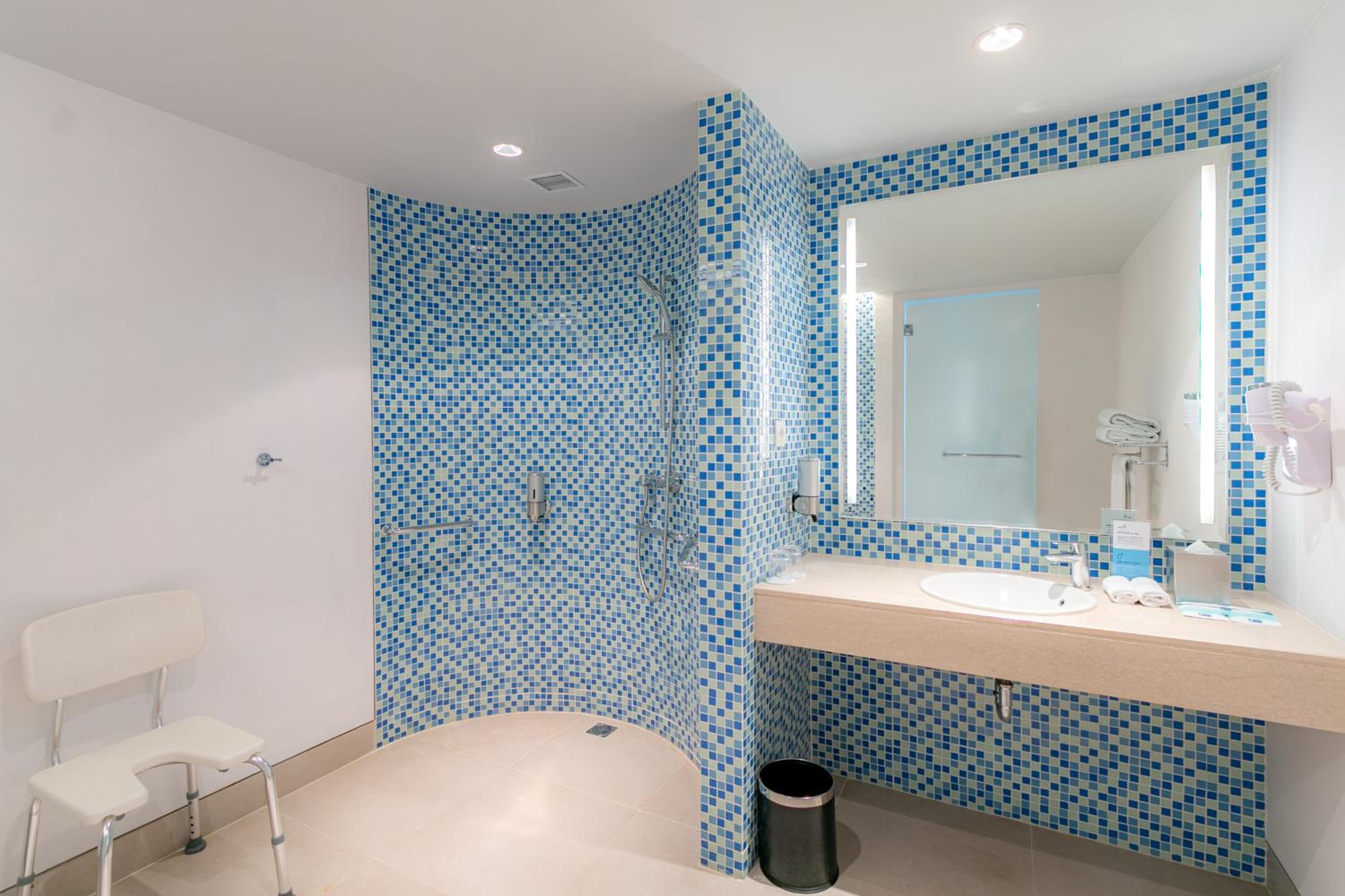 Standard Queen Room - Accessible with Free Breakfast photo 3