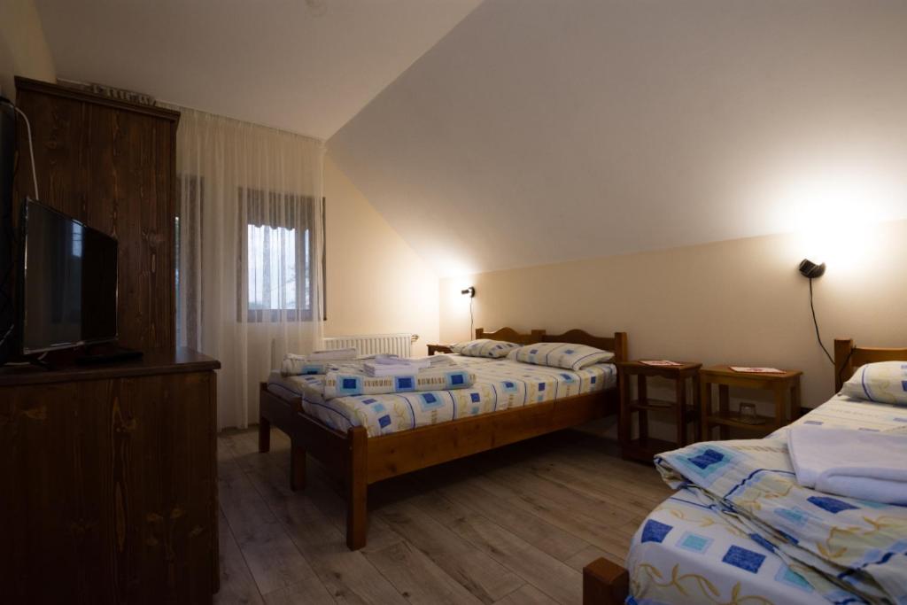 Apartment with Balcony - Photo 3