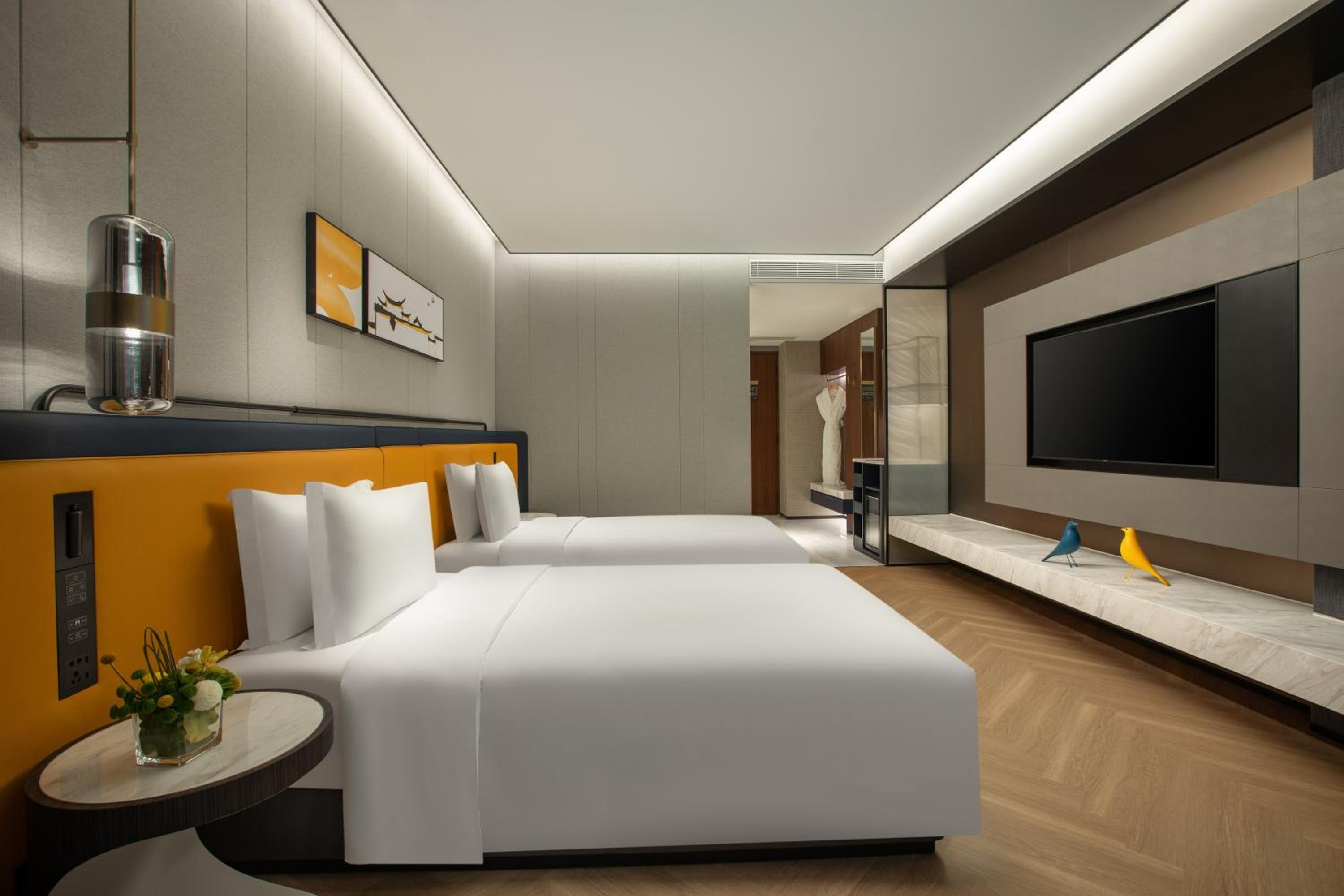 Standard Twin Room with City View - Photo 3