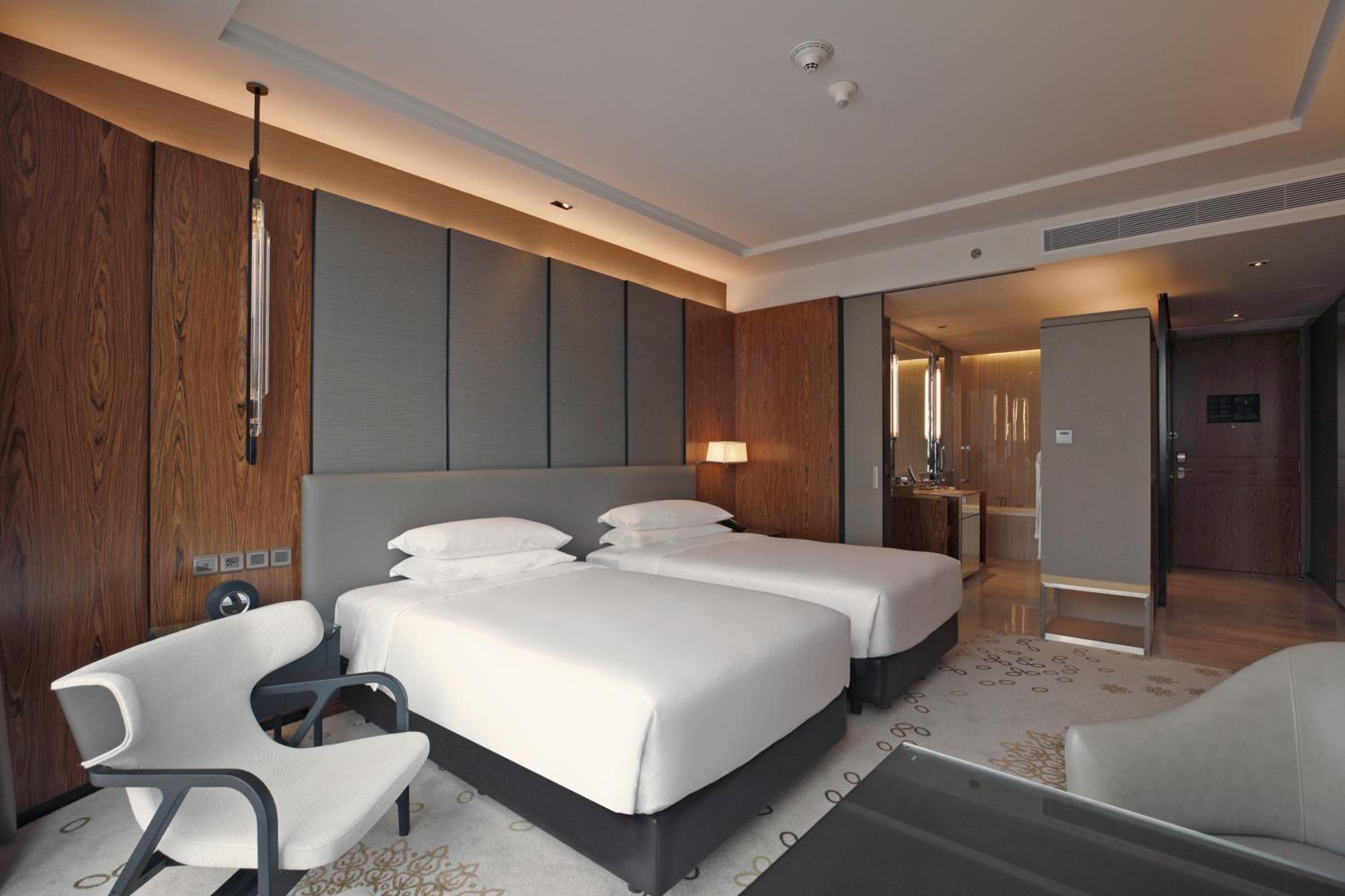 Twin Room with City View thumbnail 5
