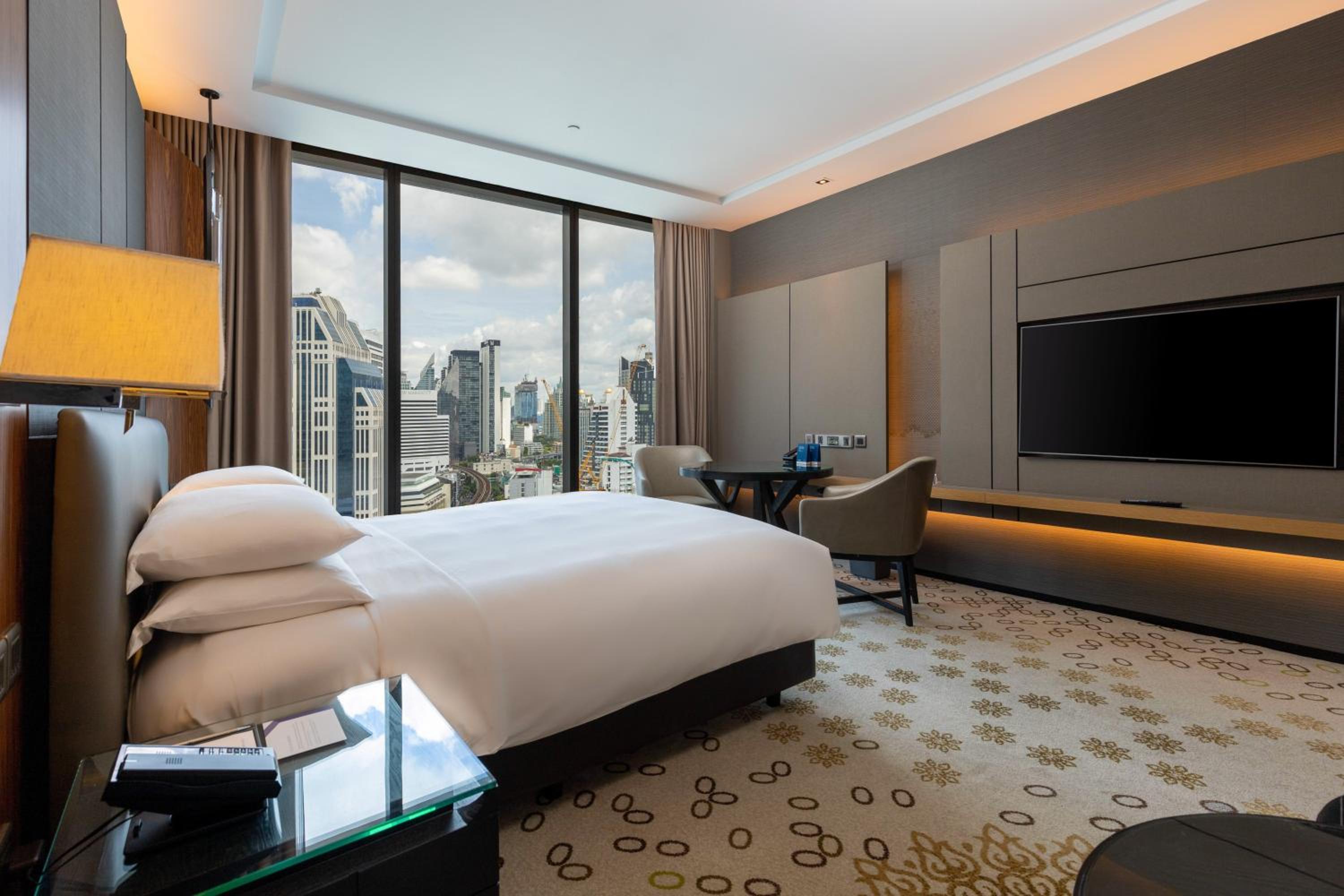 Deluxe King Room - Club Access thumbnail 6