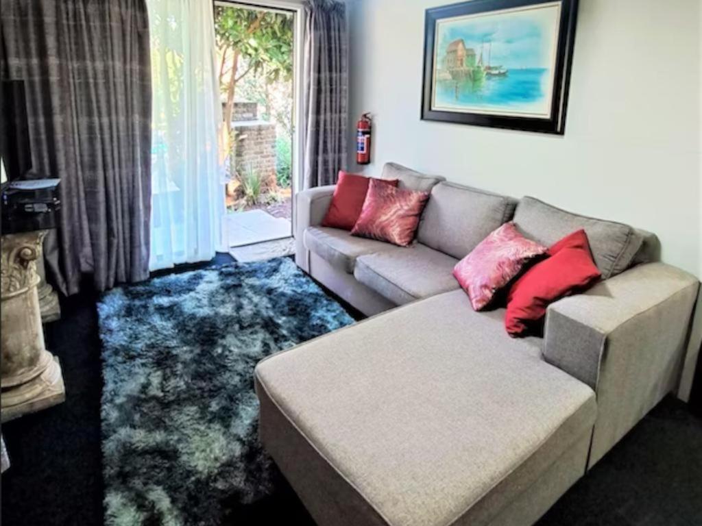 Queen Room with Pool View - Photo 5