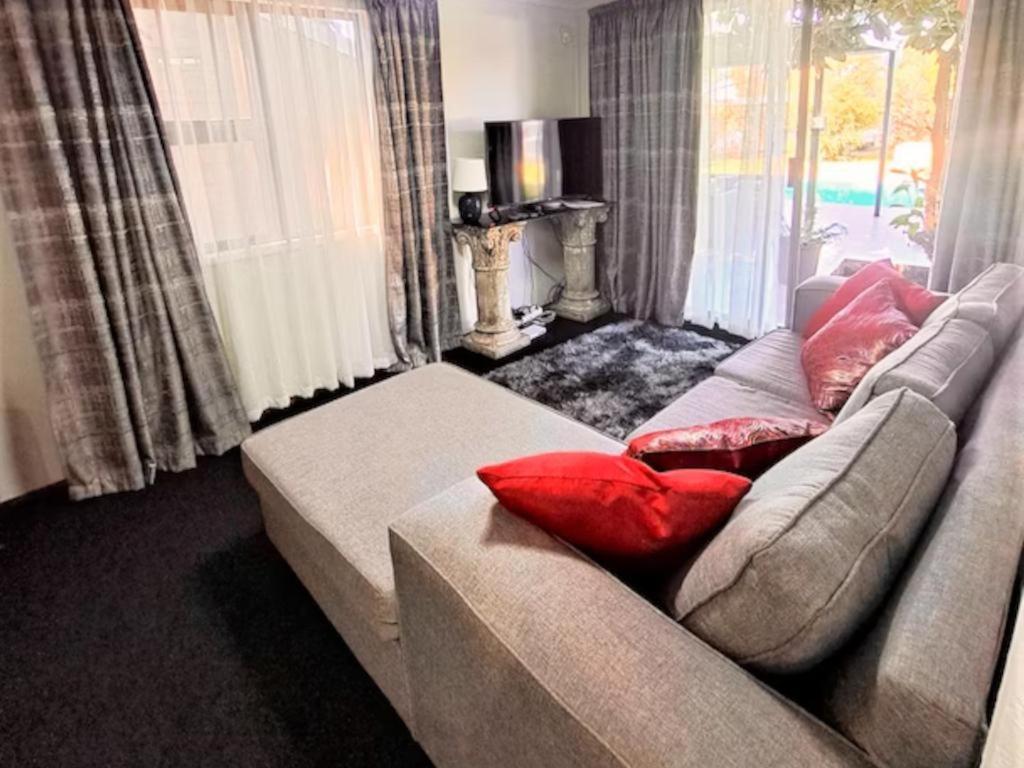 Queen Room with Pool View - Photo 3