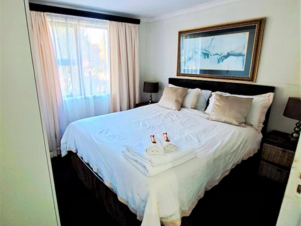 Queen Room with Pool View - Photo 1