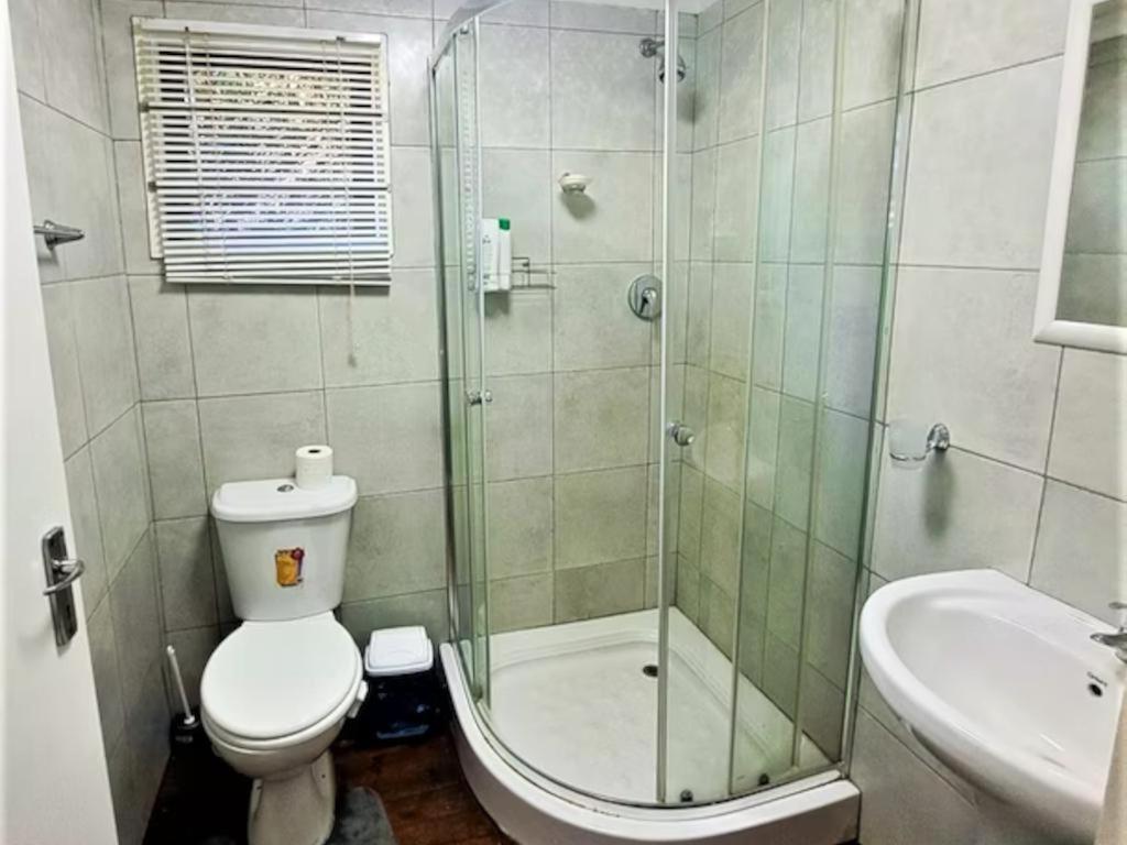 Queen Room with Pool View - Photo 4