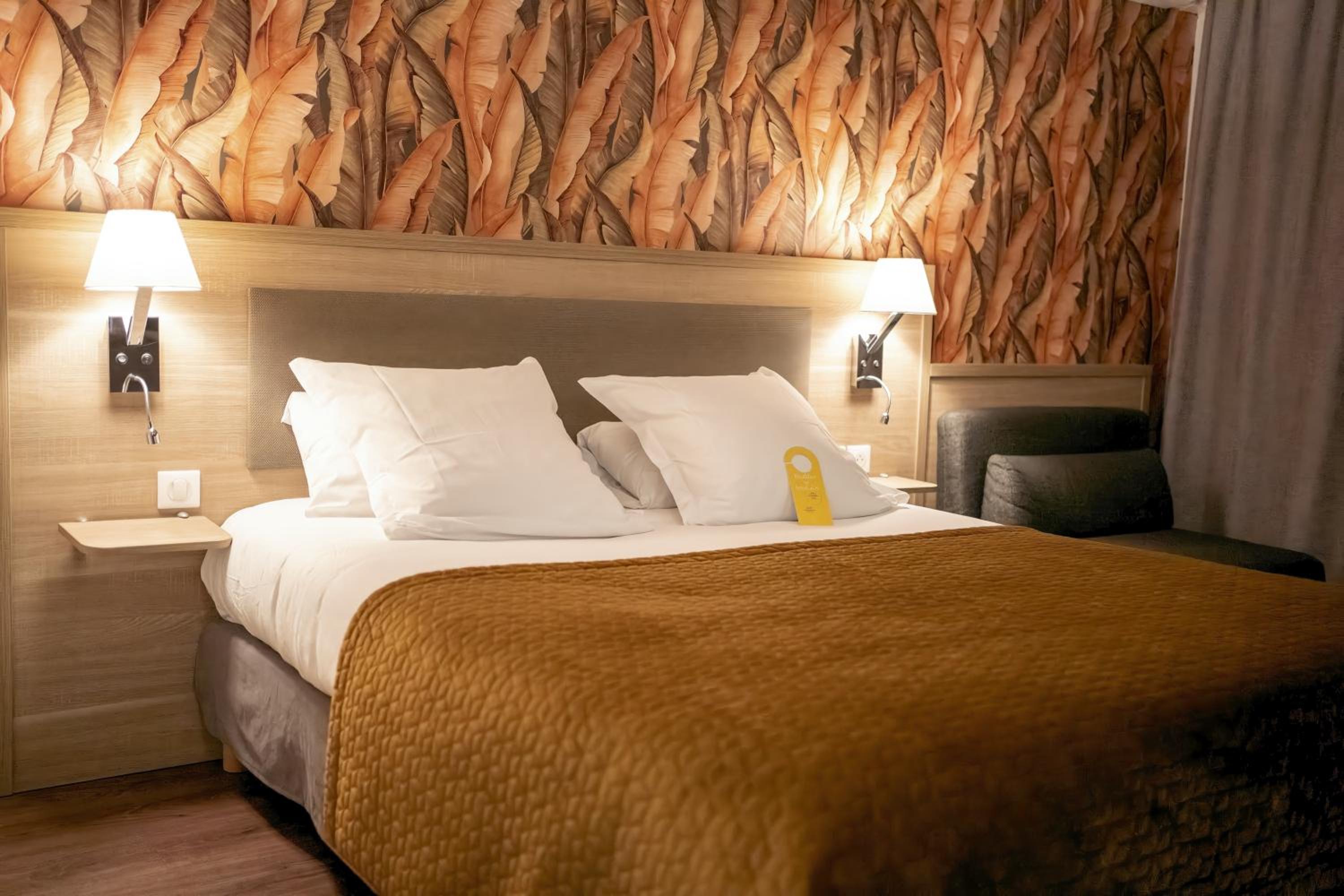 Standard Room - 1 Queen Bed