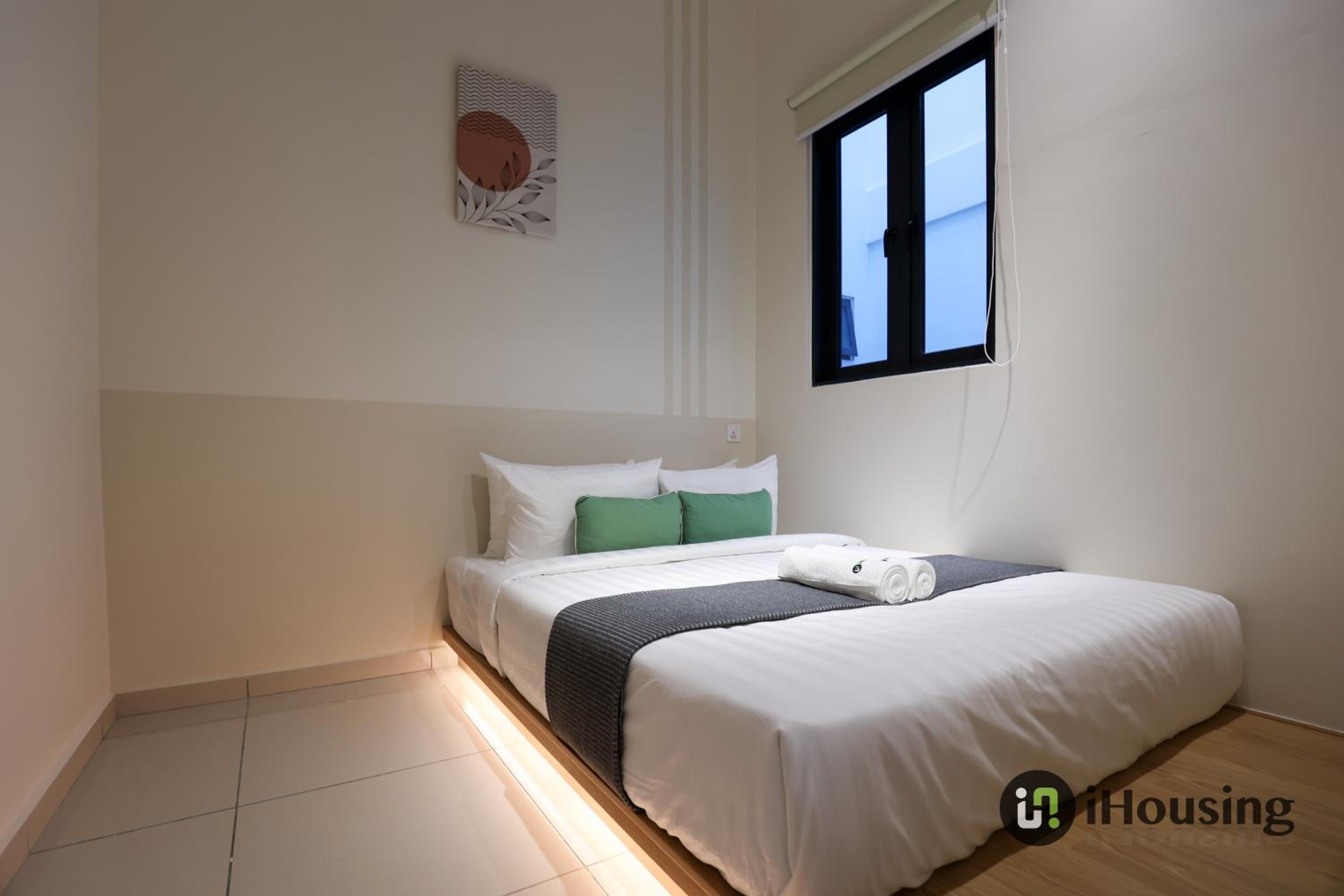 Three-Bedroom Apartment - Photo 19