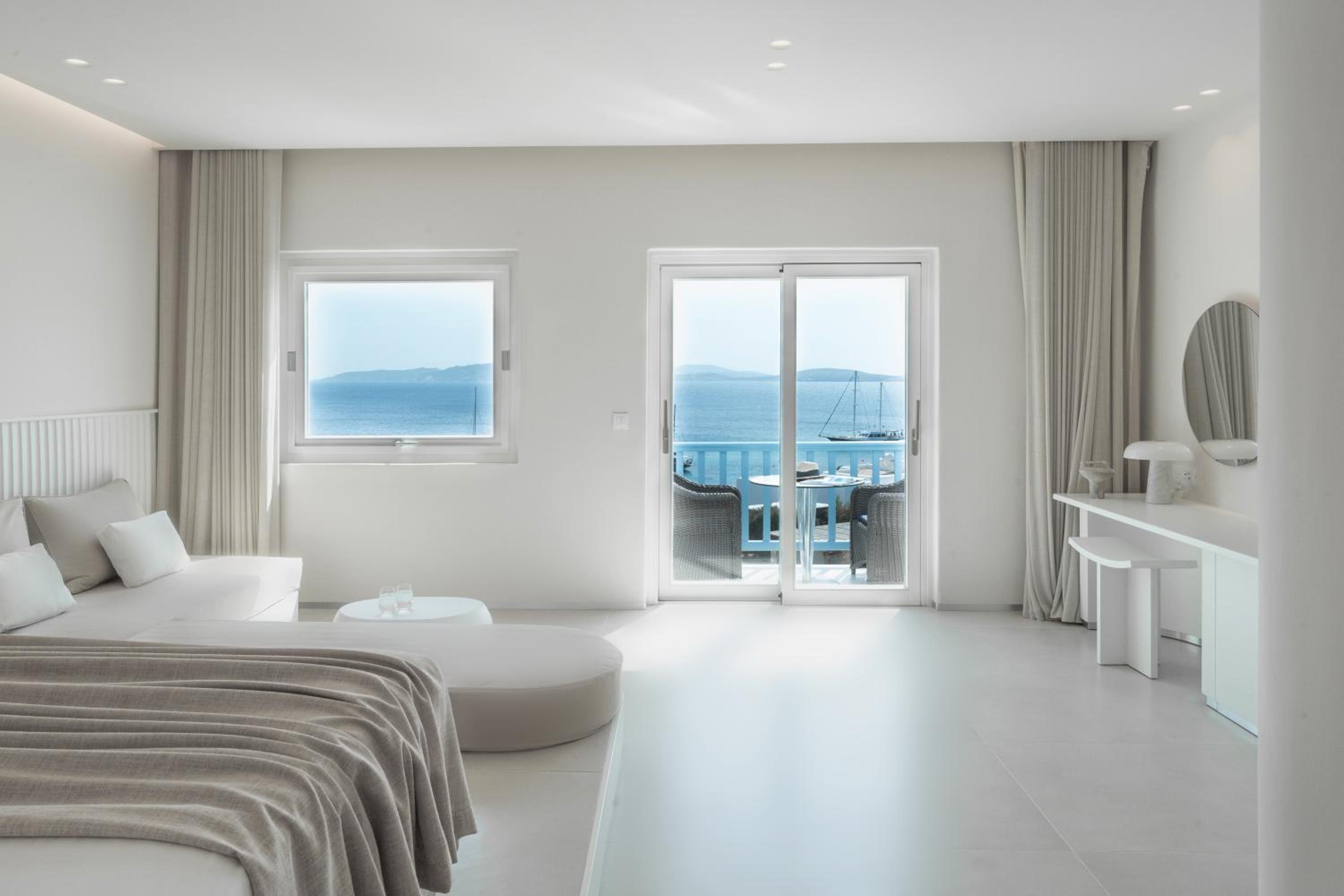Superior Suite with Sea View - Photo 18