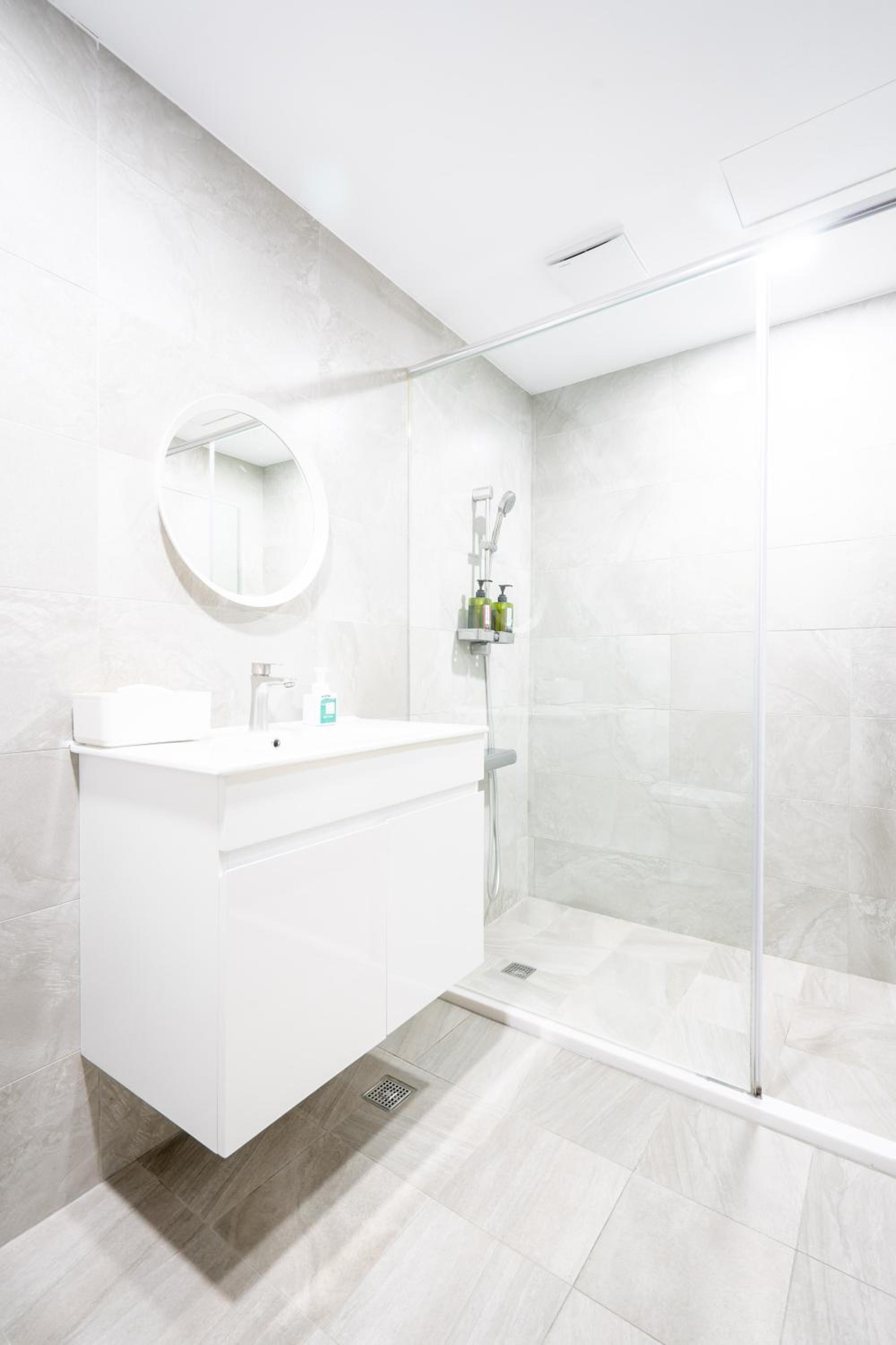Double Room with Private Bathroom - No Window - Photo 2