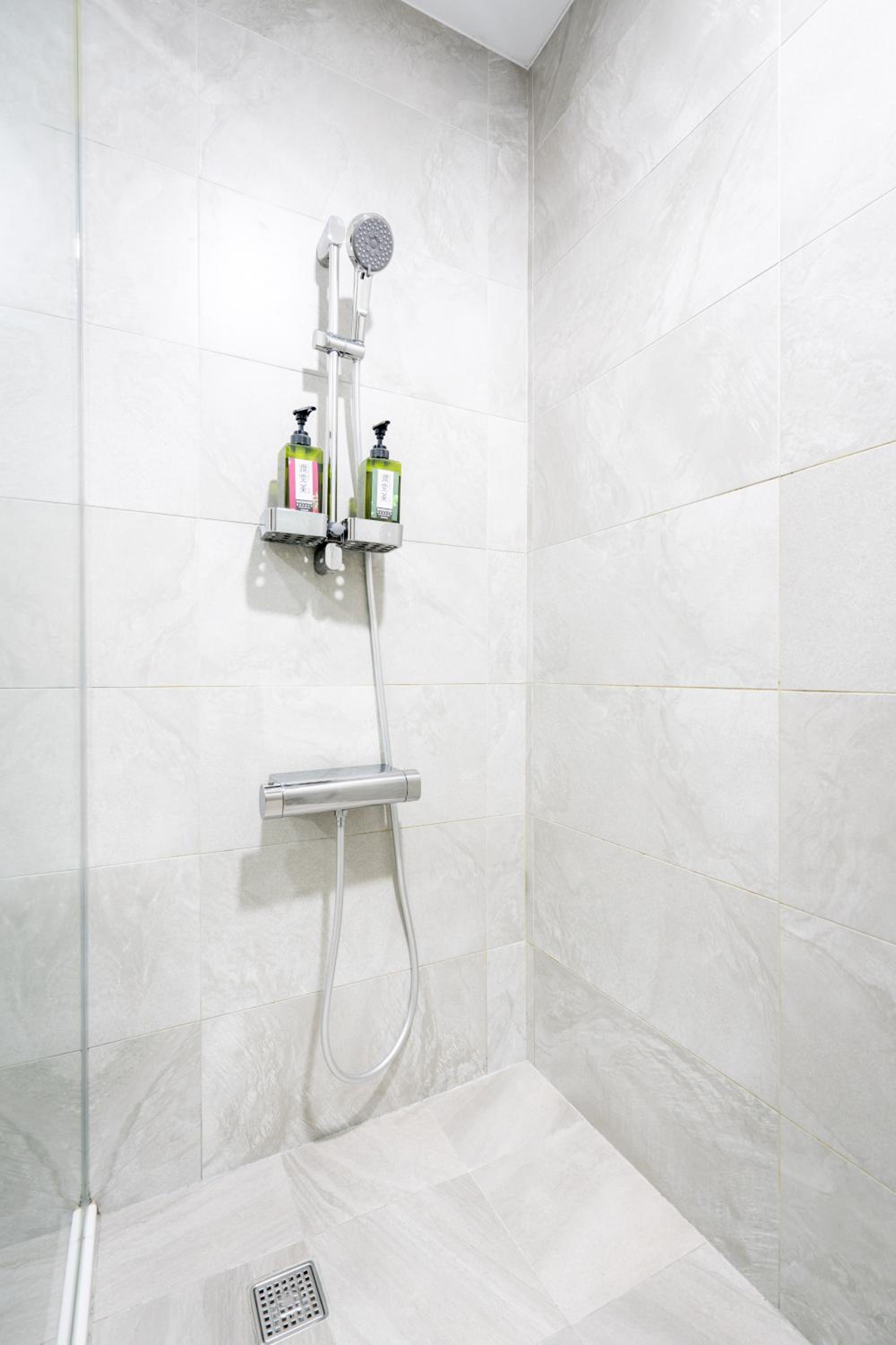 Double Room with Private Bathroom - No Window - Photo 10