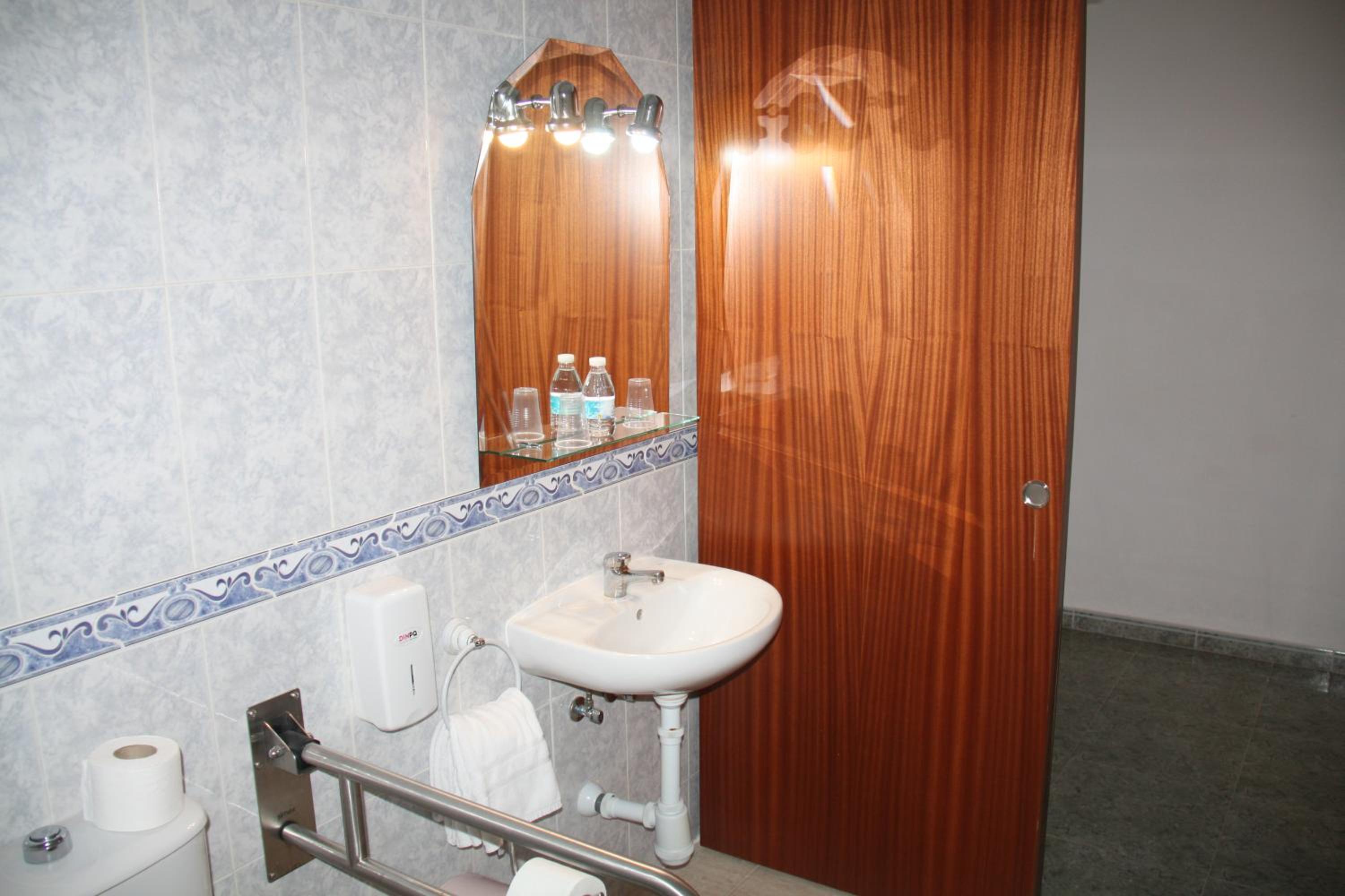 Queen Room - Disability Access photo 3