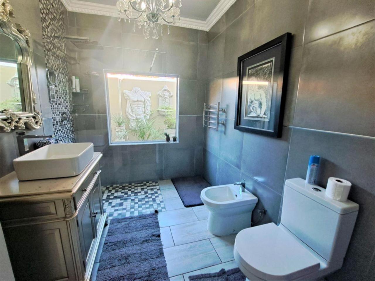 Double Room with Private Bathroom - Photo 2