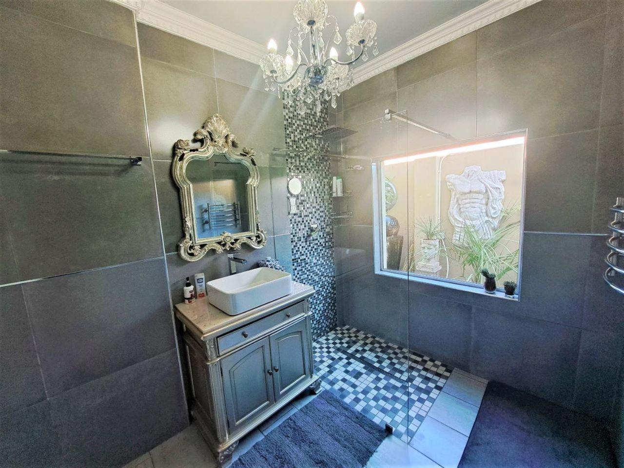Double Room with Private Bathroom - Photo 3