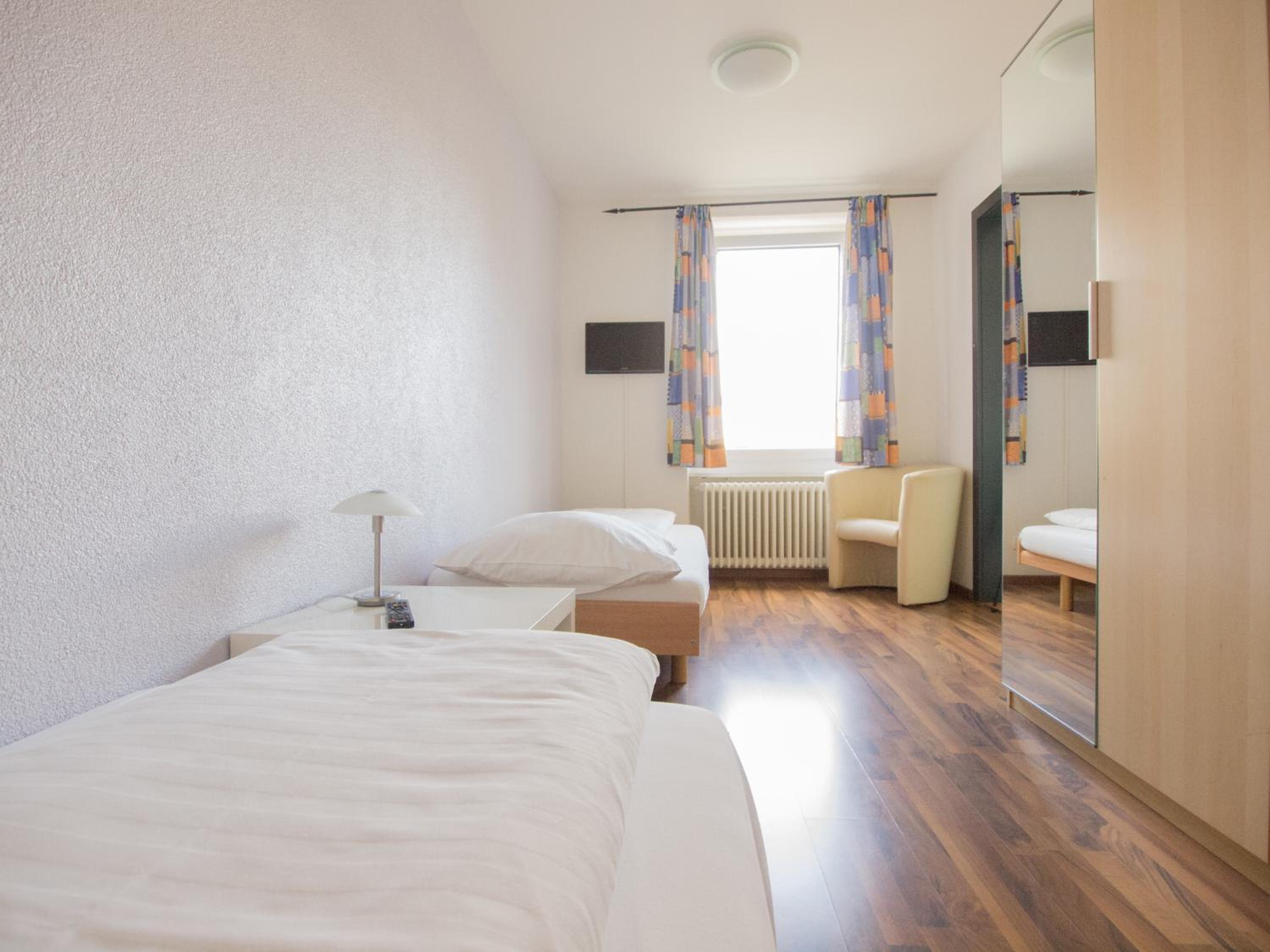 Twin Room with Internal Private Bathroom - Photo 1
