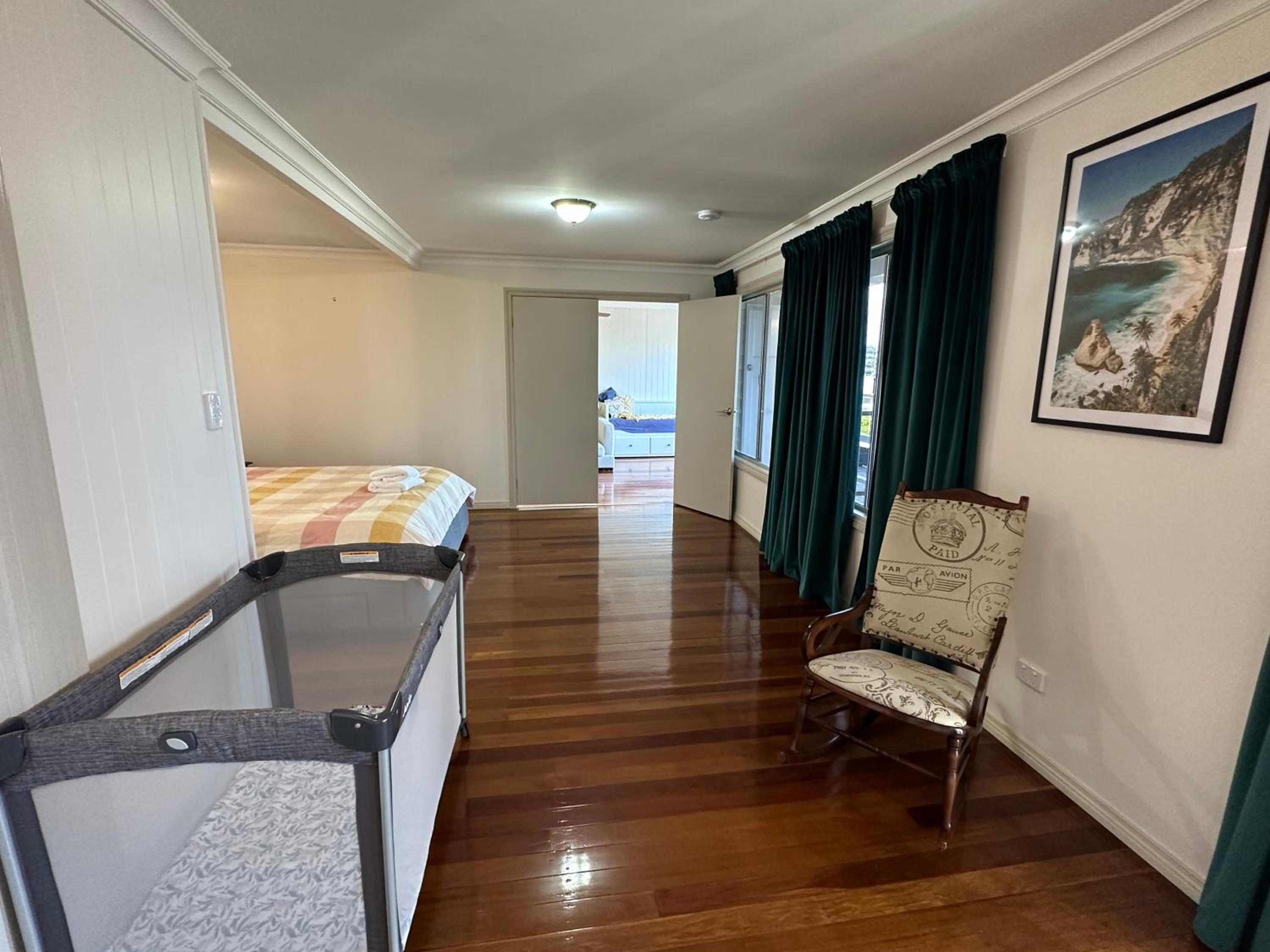 Five-Bedroom House photo 1